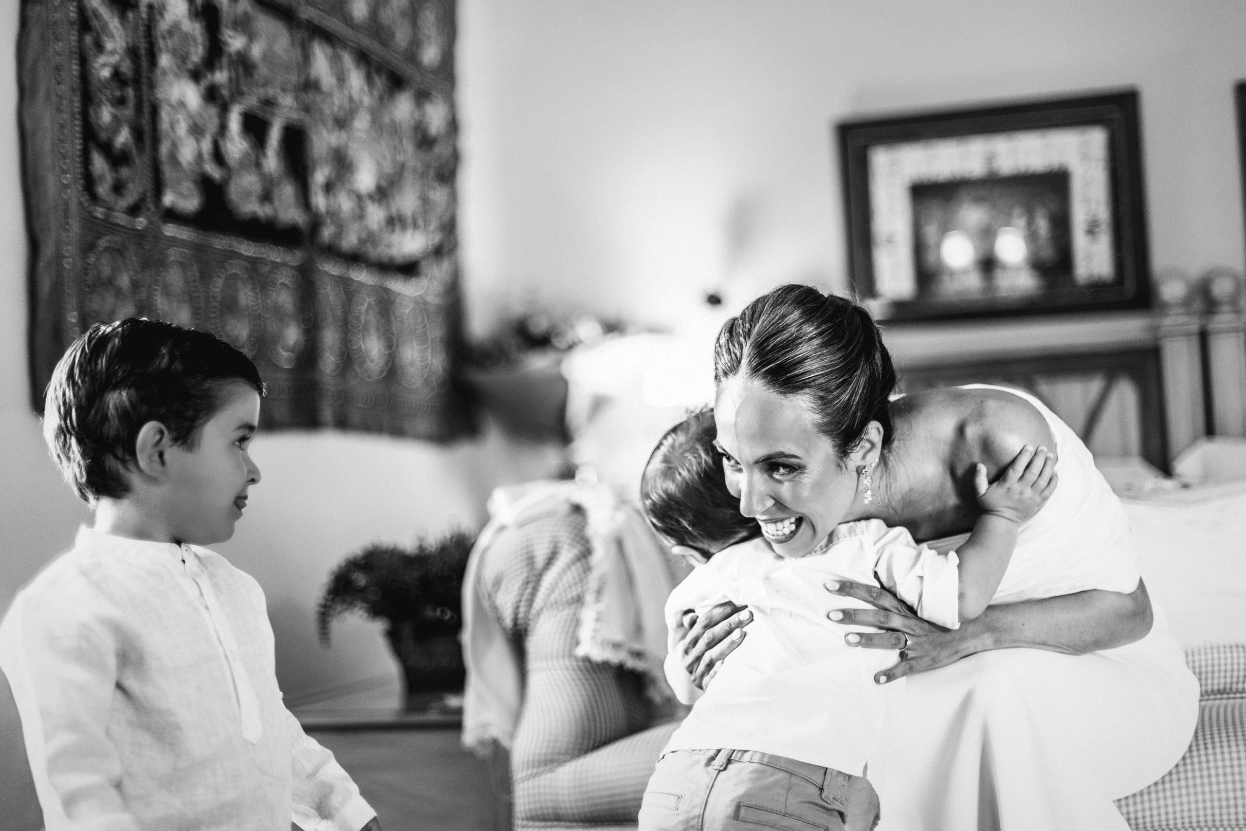 Un niño mirando a los novios abrazados, en blanco y negro
