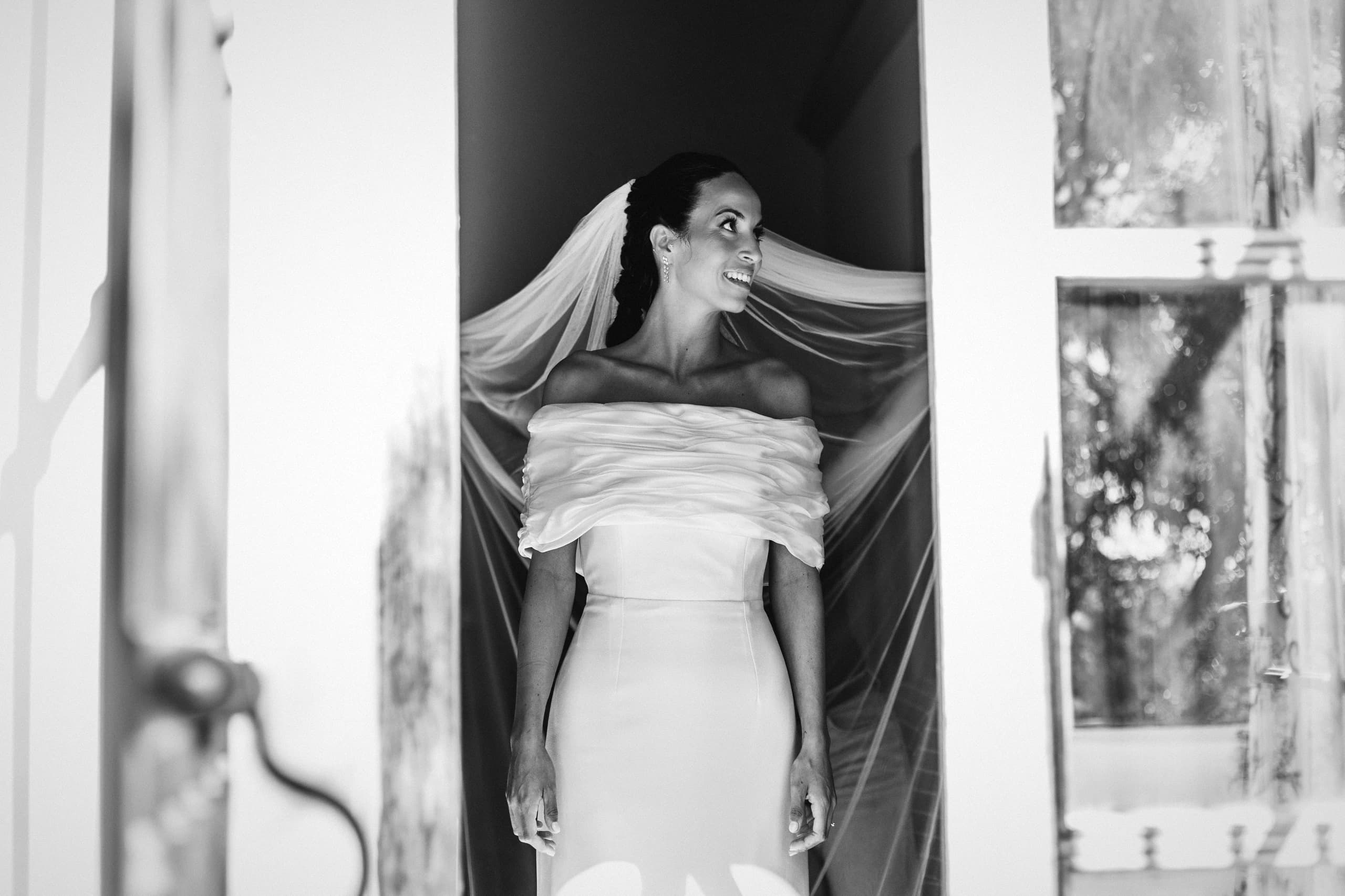 La novia con el velo en el marco de la puerta, en blanco y negro