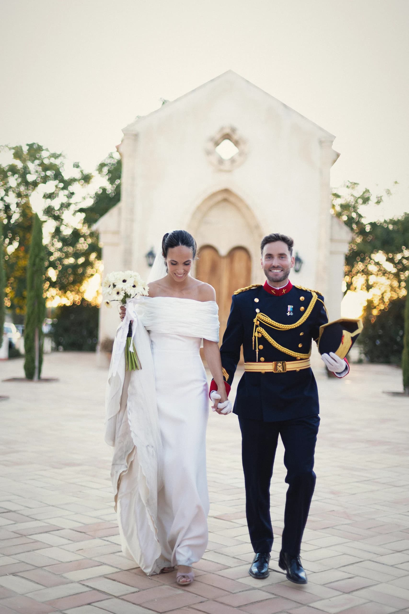 Los novios saliendo de la capilla encalada