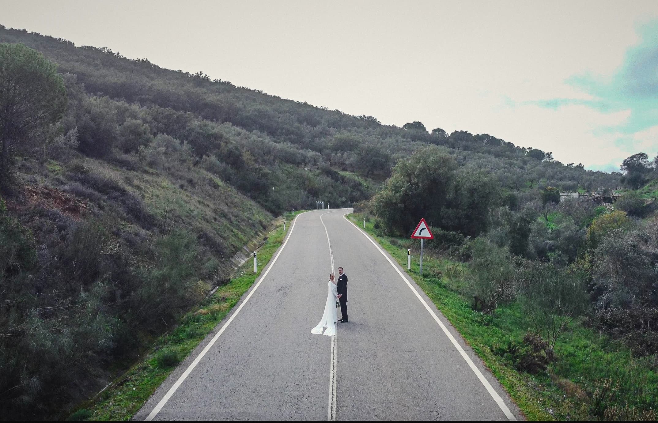 La carretera vacía y los novios diminutos, desde el aire