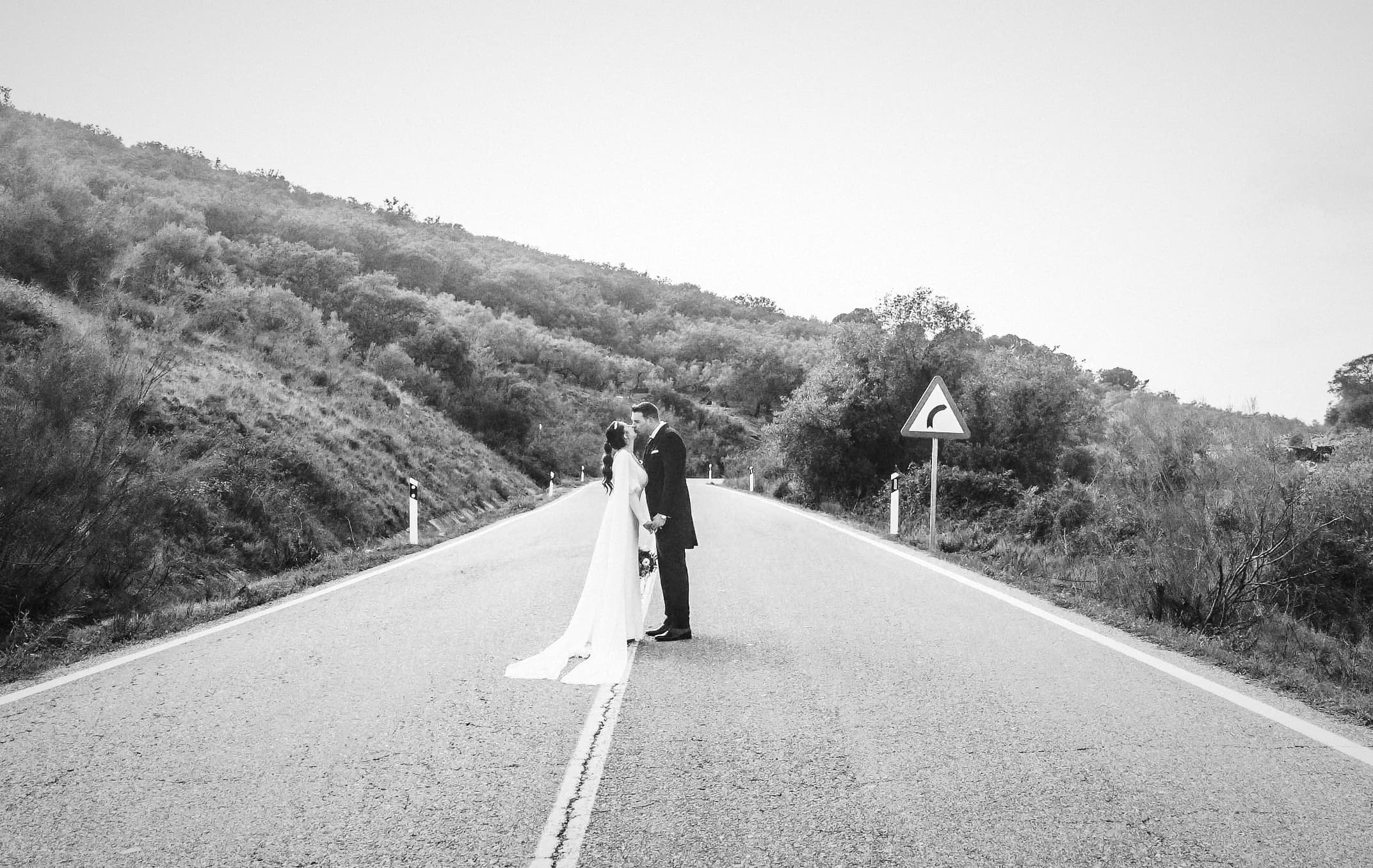 Los novios en la carretera de montaña, en blanco y negro