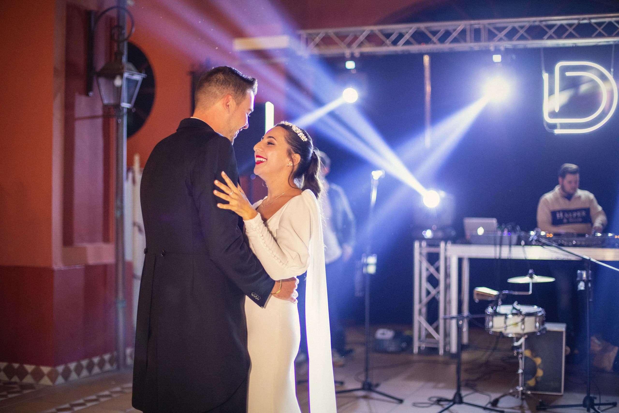 Primer baile bajo las luces del escenario
