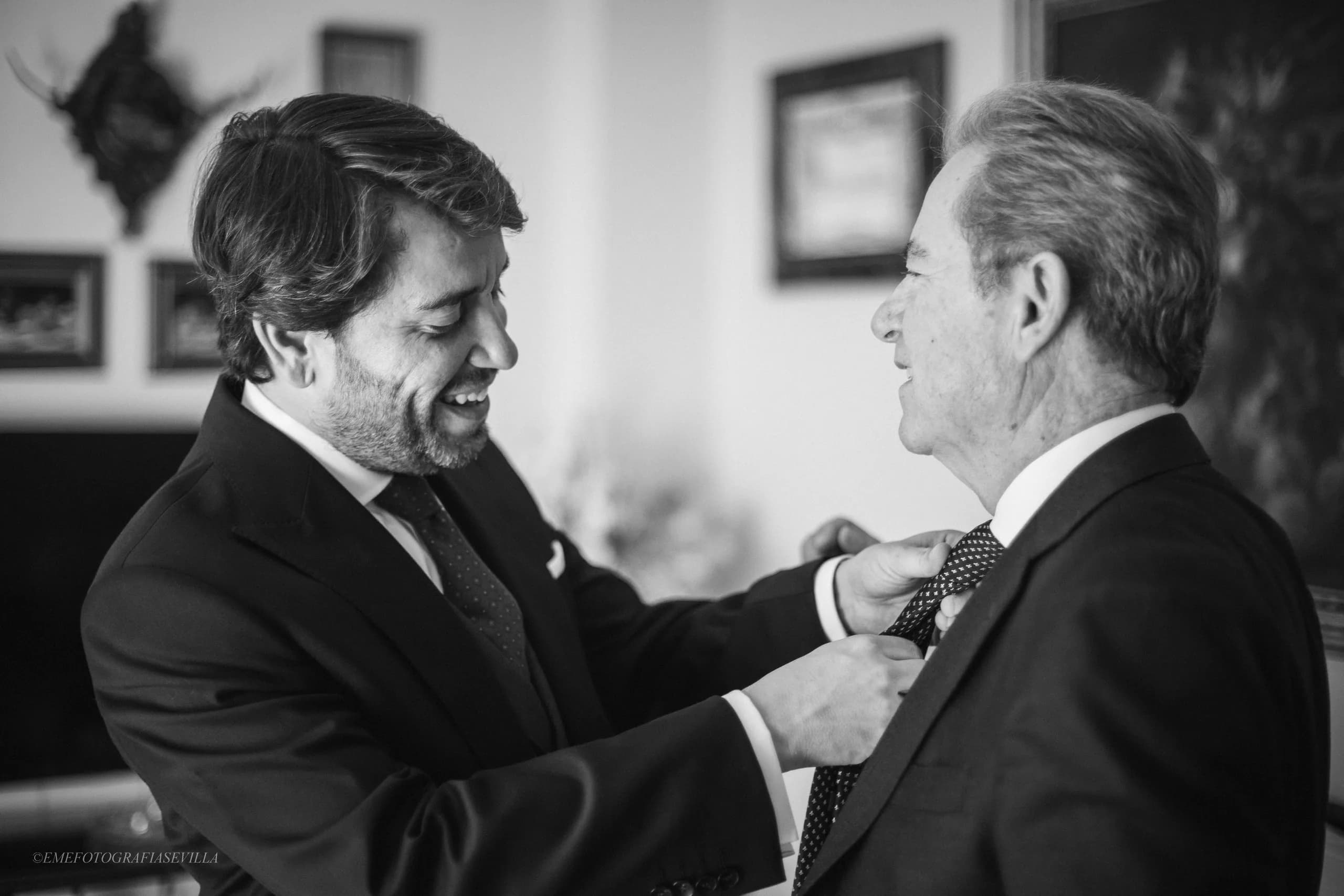 Anudándole la corbata al novio, en blanco y negro
