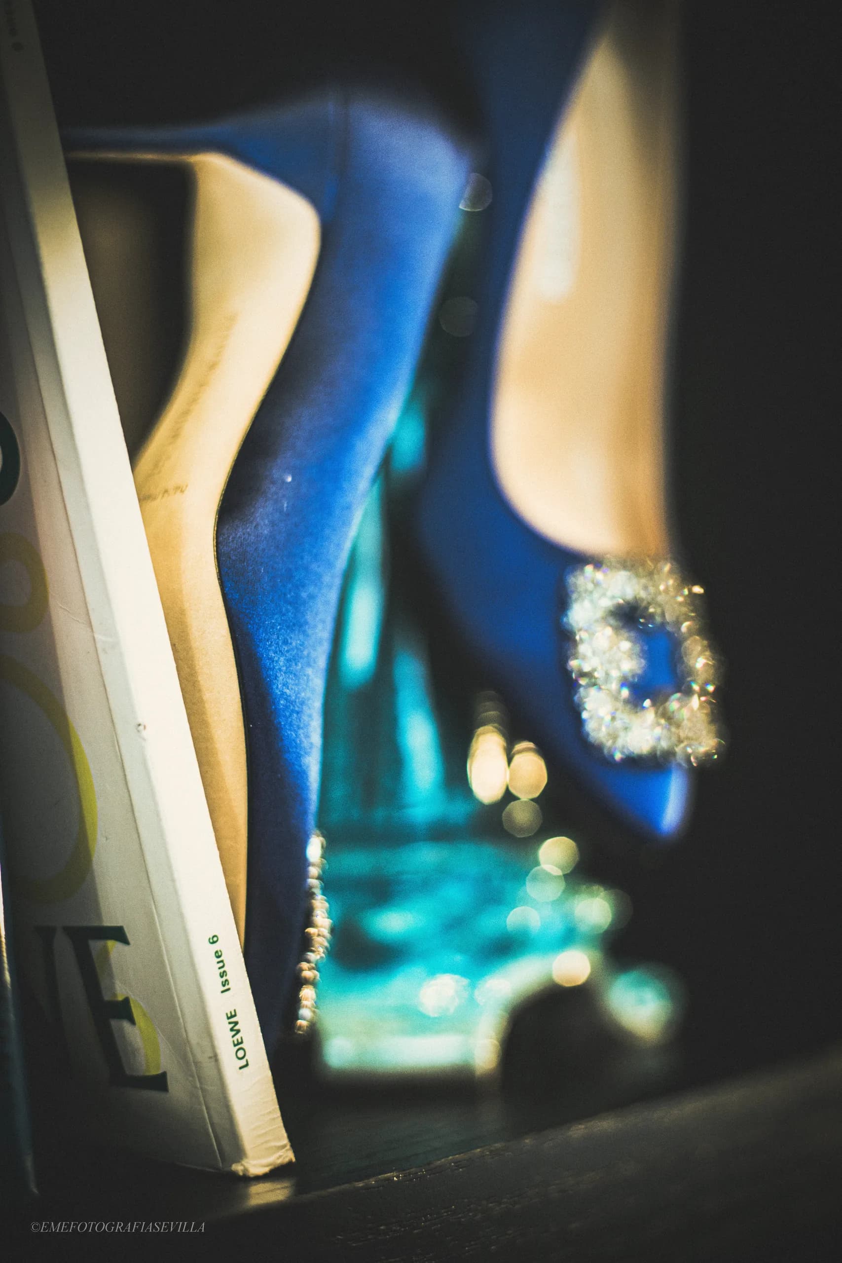 Los zapatos azules a contraluz, aún en su caja