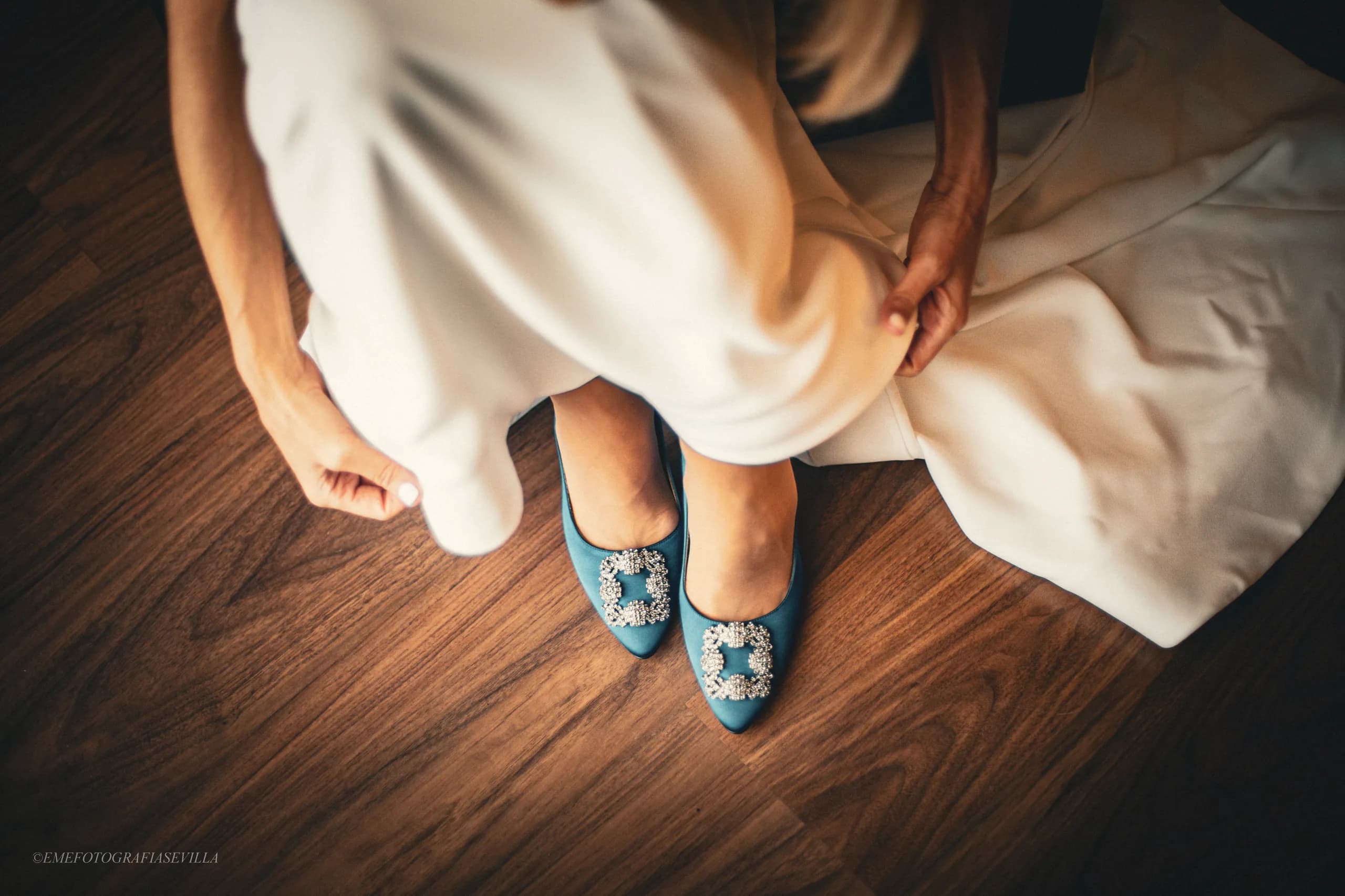 Los zapatos asomando bajo el vestido, vistos desde arriba