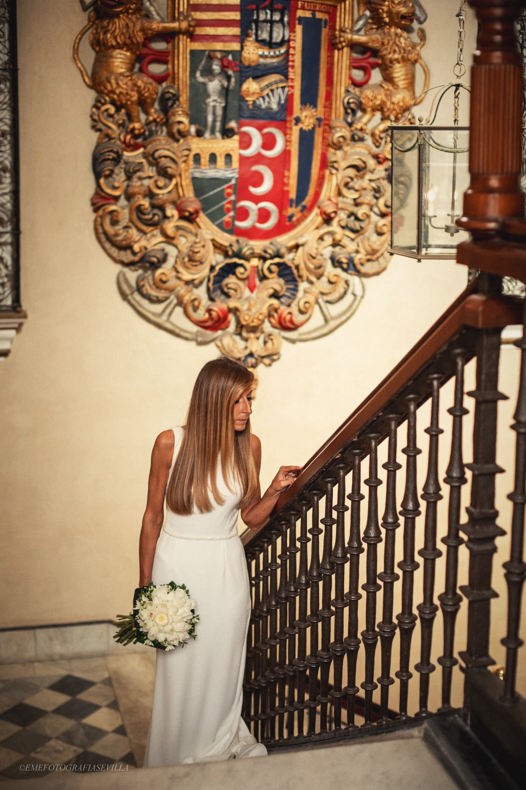 La novia bajando la escalera de la casa, vista desde arriba