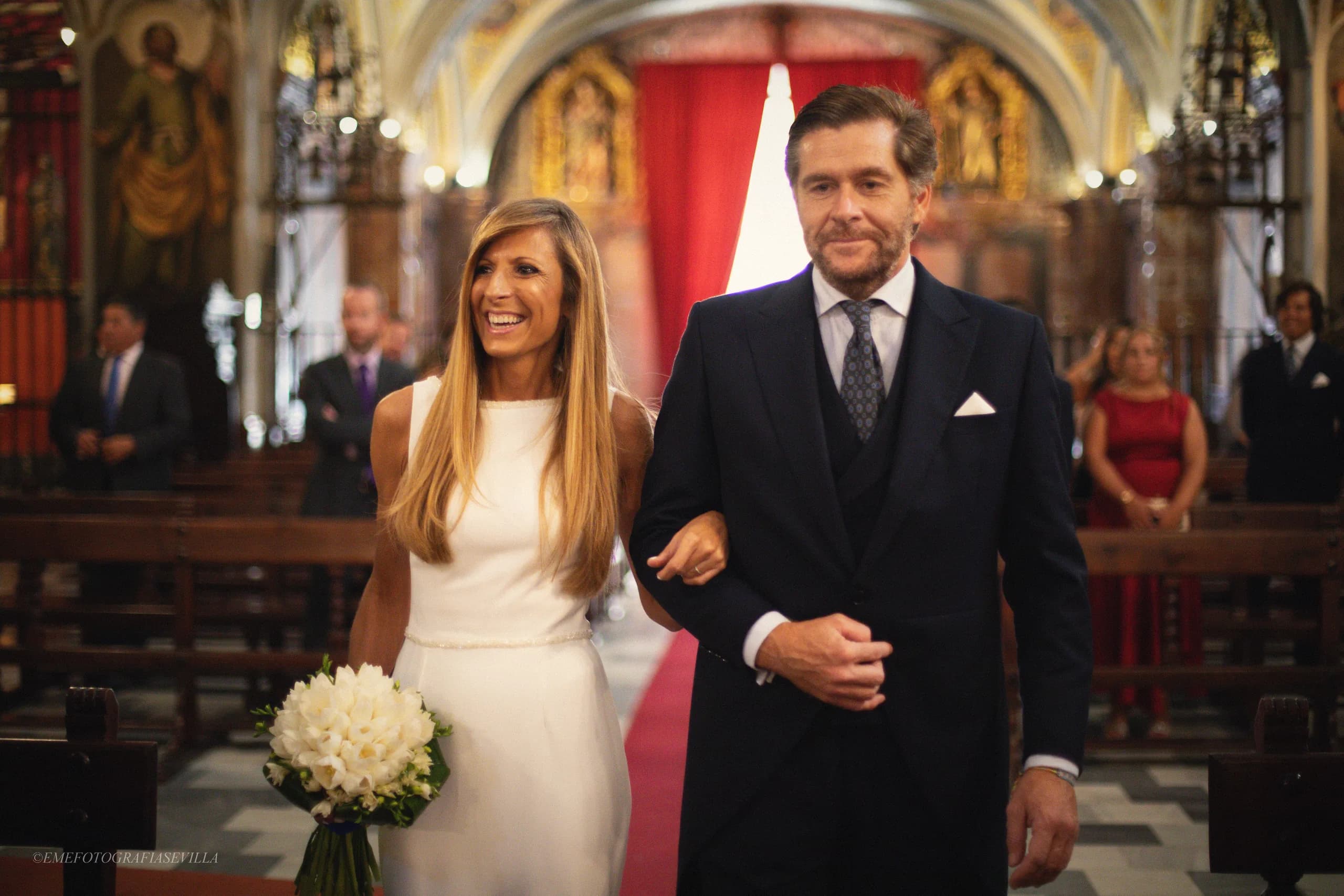 La novia entrando en la iglesia del brazo de su padre