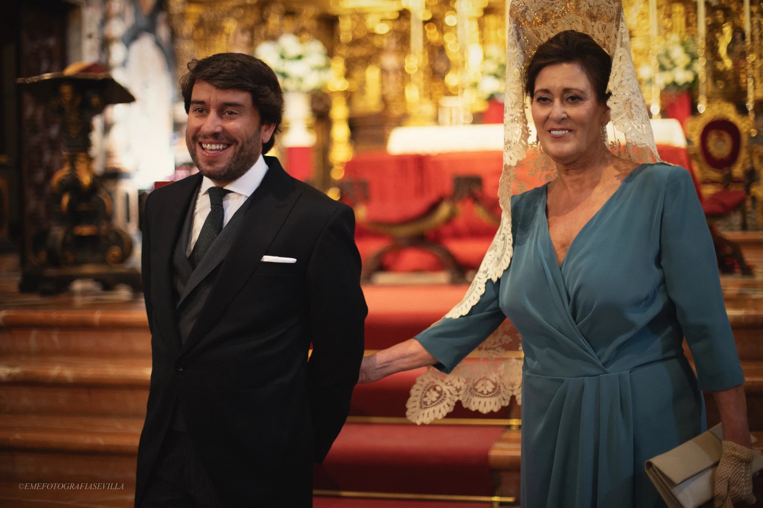 El novio riéndose con su madre mientras espera en el altar
