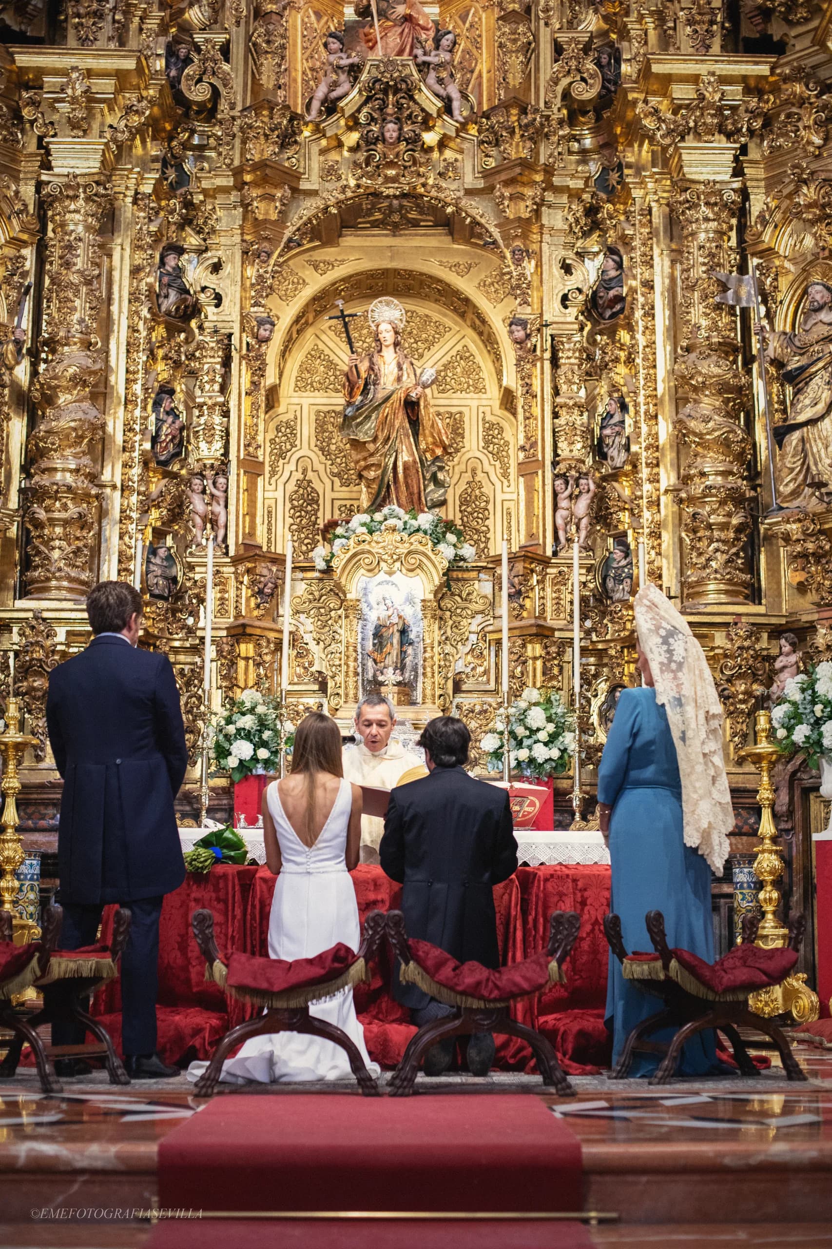 La ceremonia ante el retablo dorado