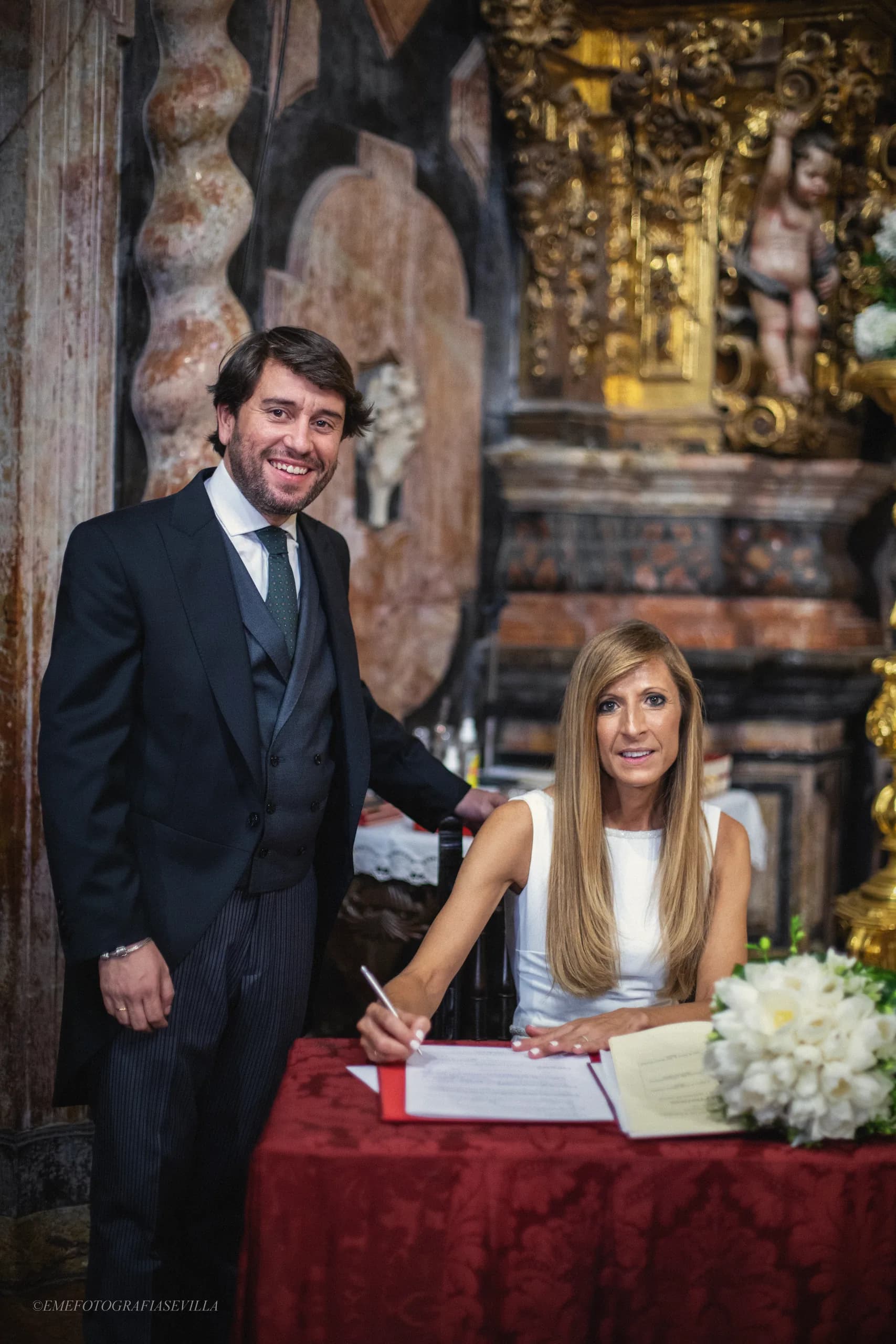 La firma, ella escribiendo y él mirándola