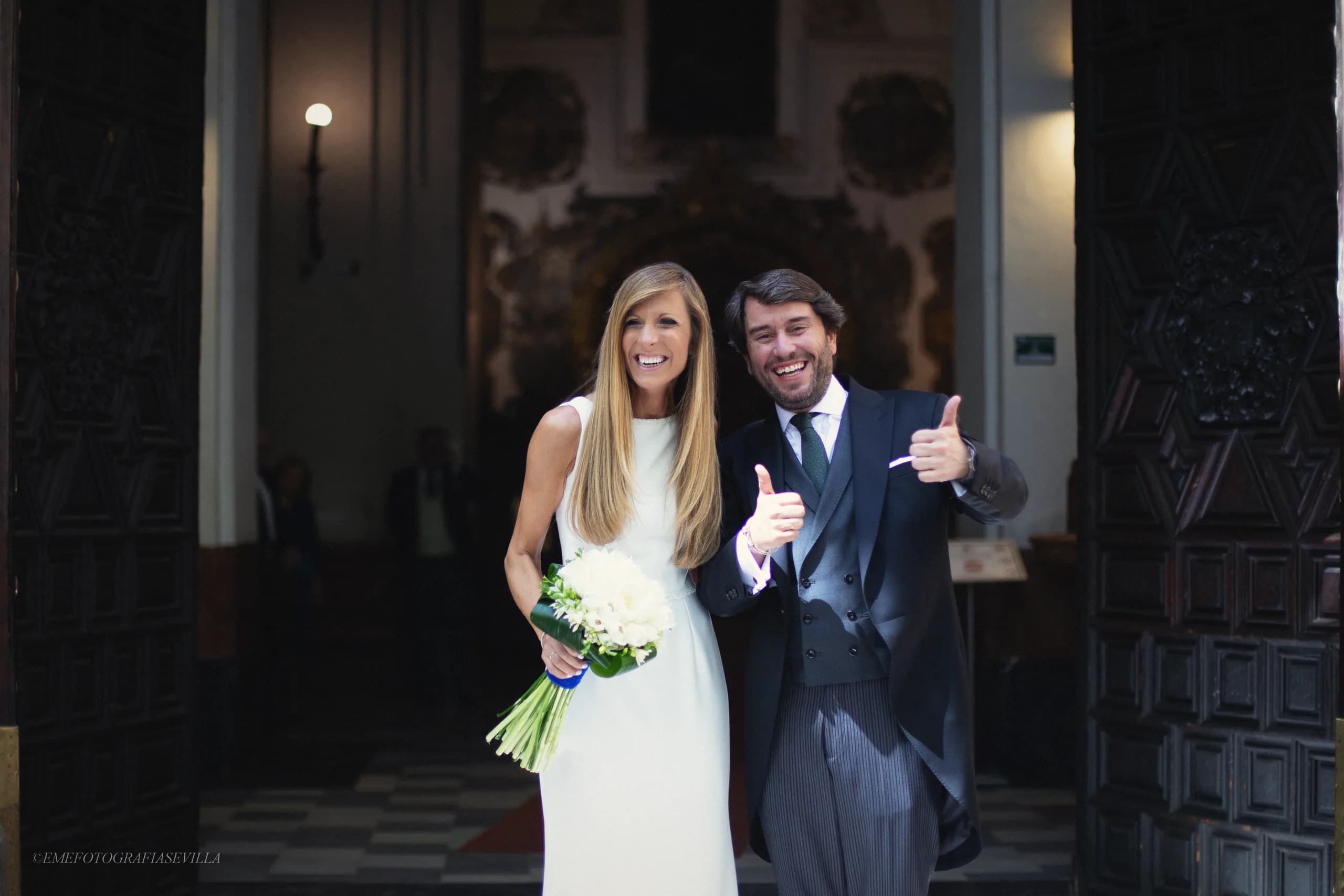 Los novios saliendo por el portón de la iglesia