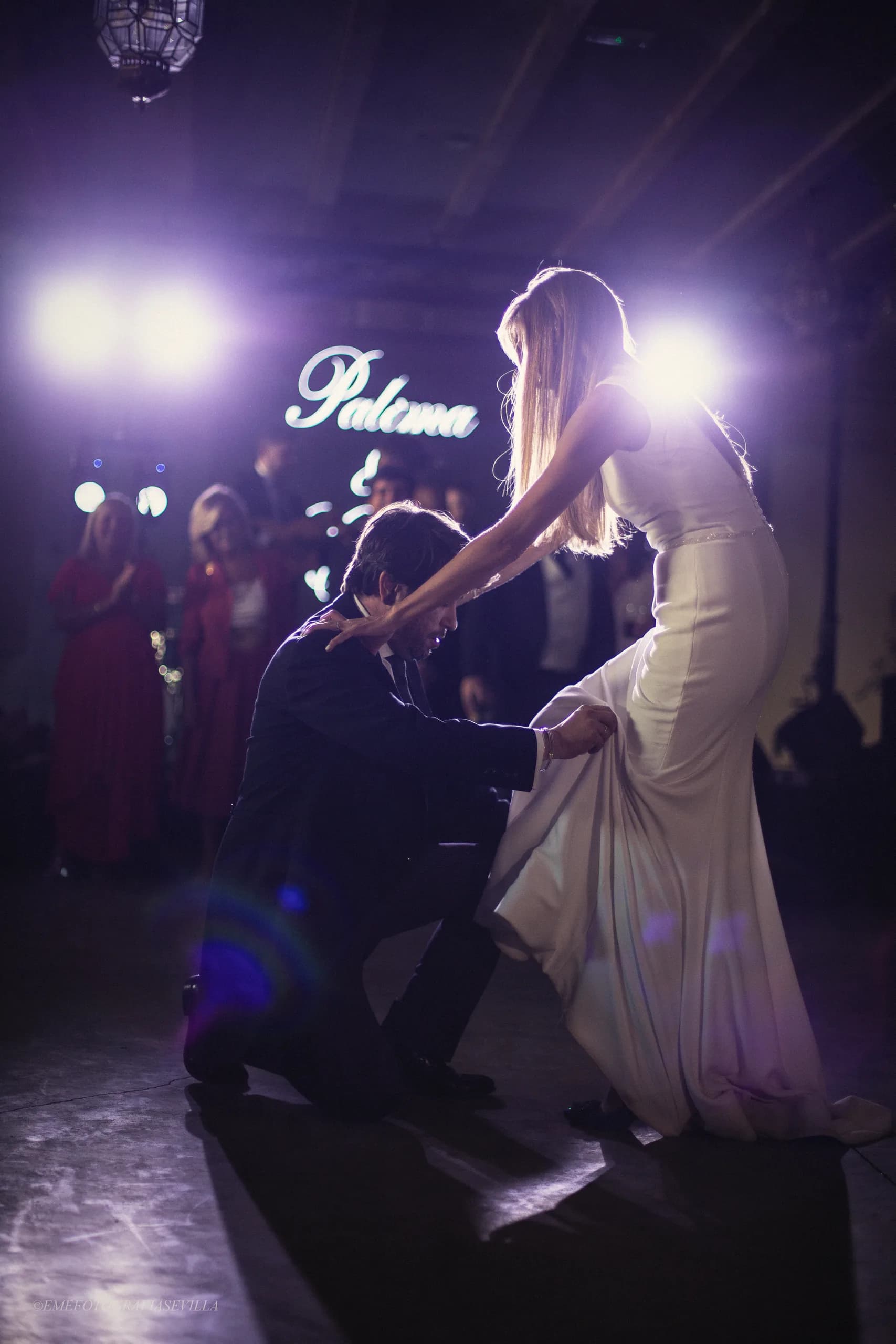 La novia bailando con su nombre escrito en luces al fondo