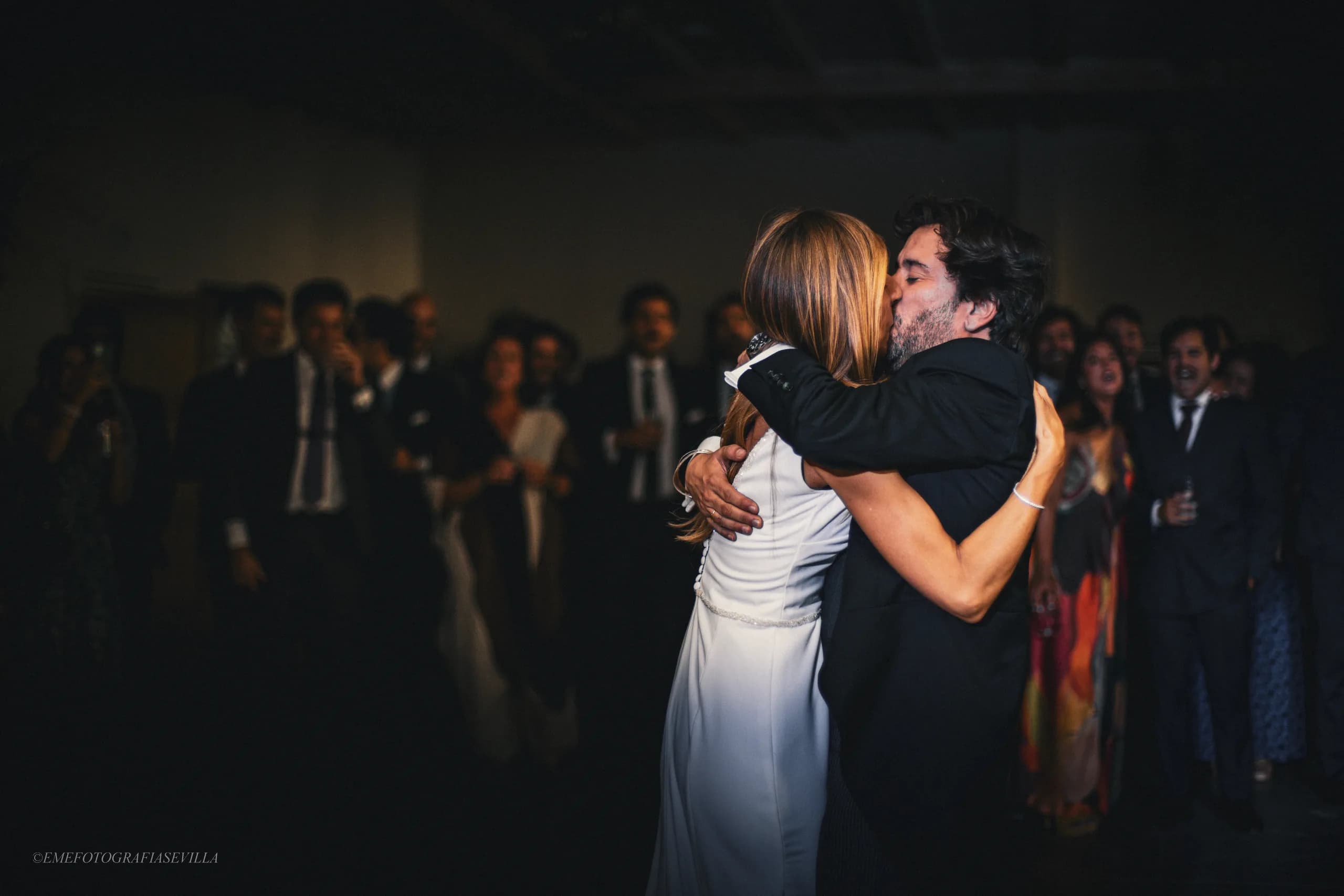 Un abrazo en mitad de la fiesta, rodeados de invitados