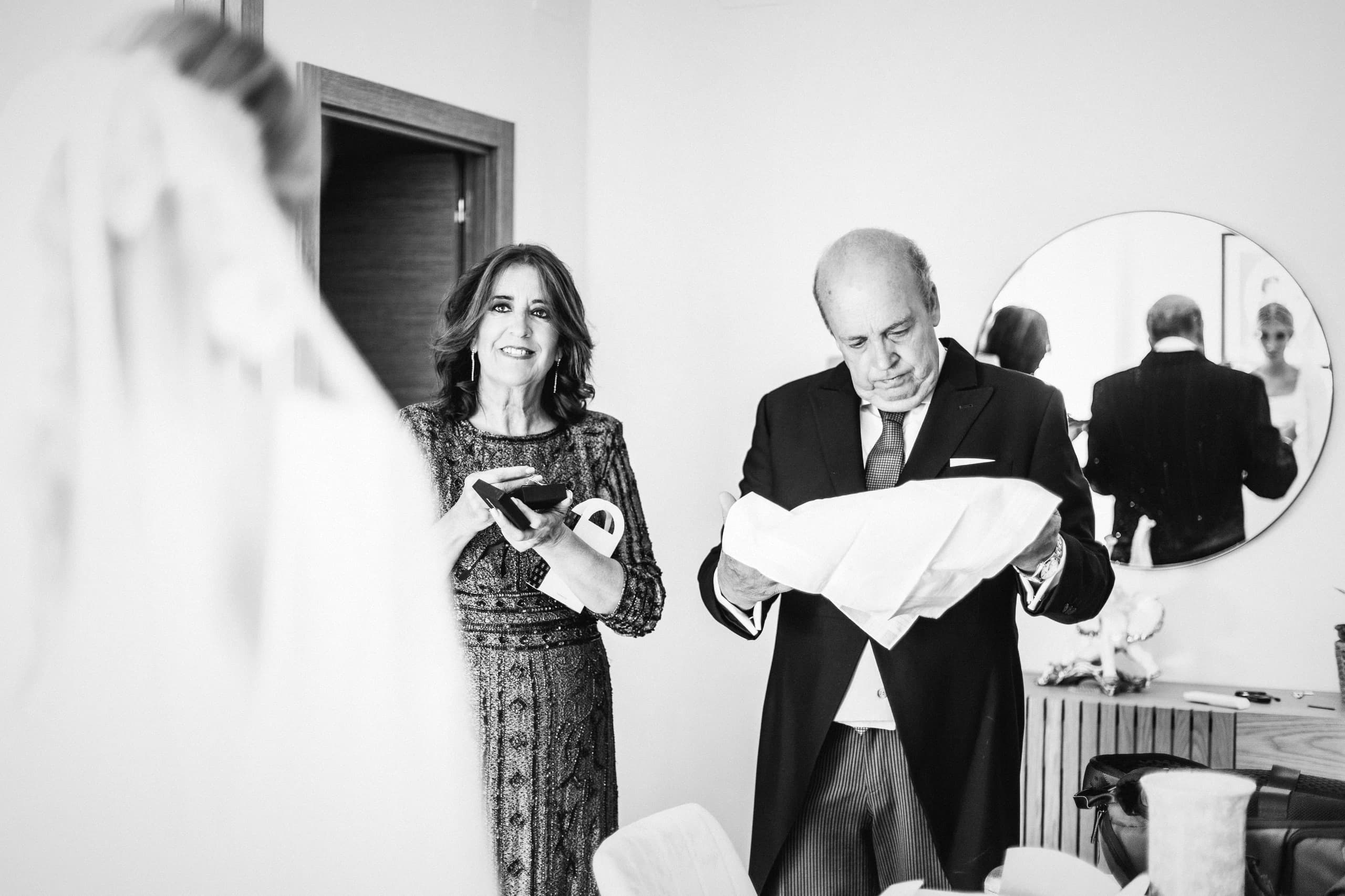 El padre de la novia con la chaqueta en las manos, en blanco y negro