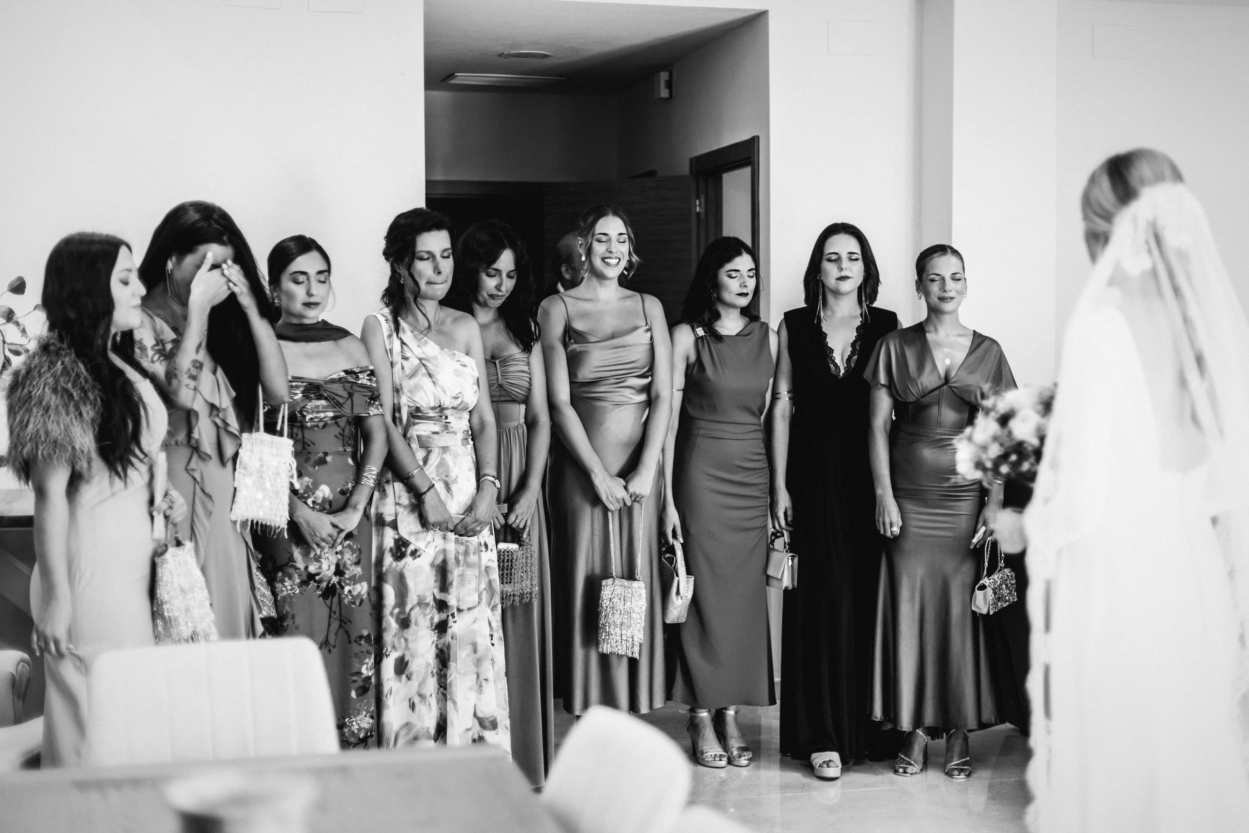 La novia con sus amigas antes de salir, en blanco y negro