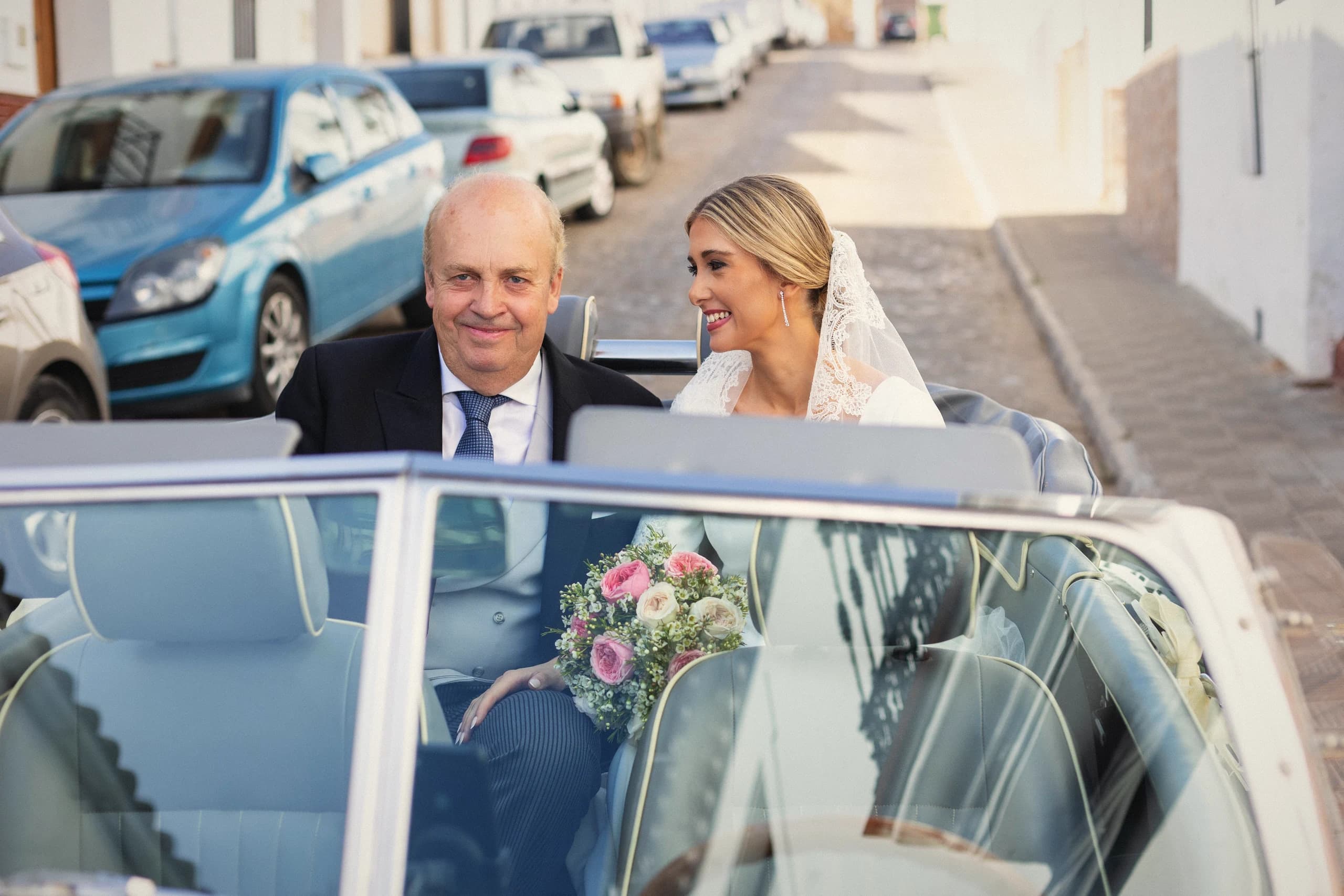 La novia llegando en el descapotable con su padre