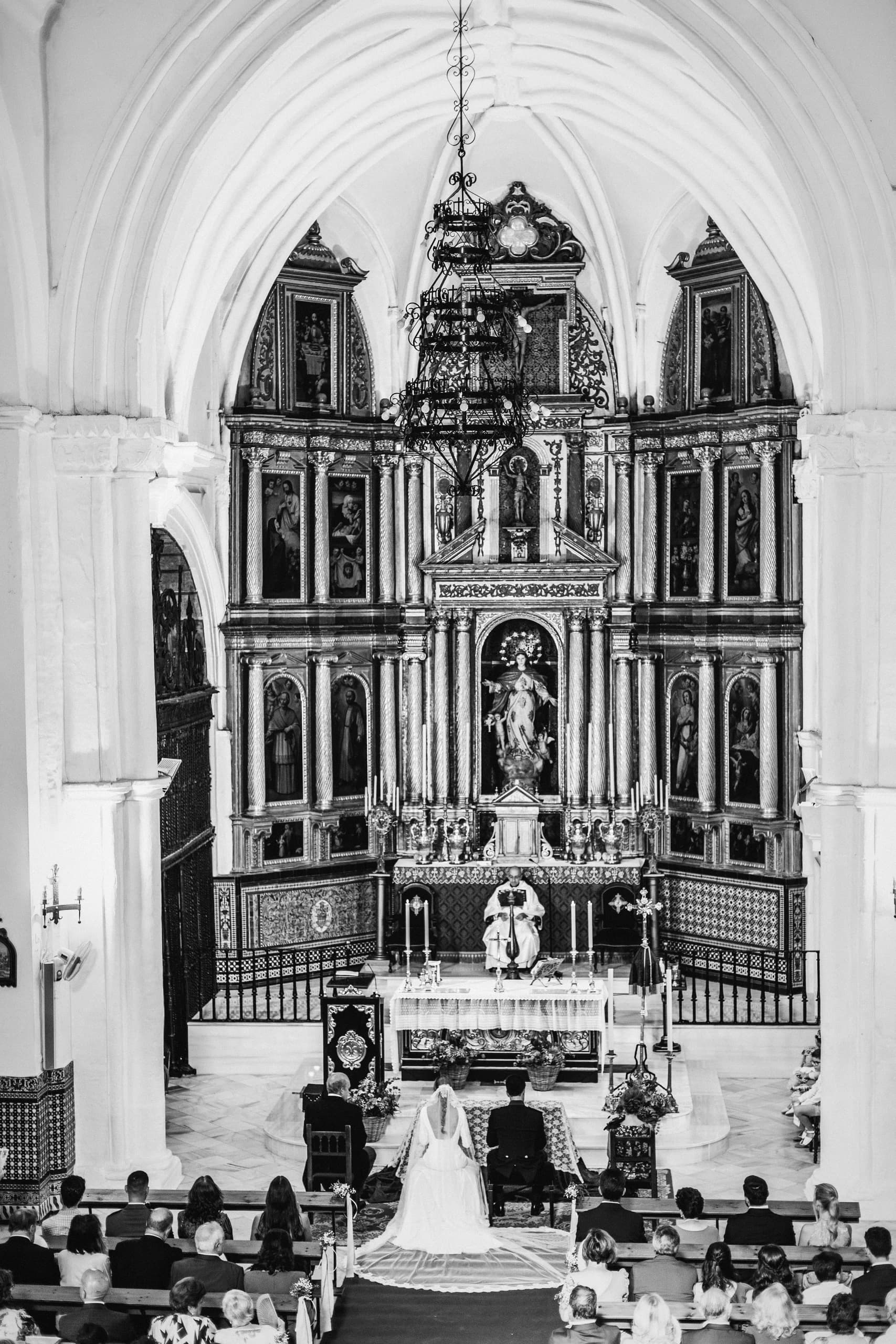 El retablo de la iglesia con los novios diminutos ante el altar