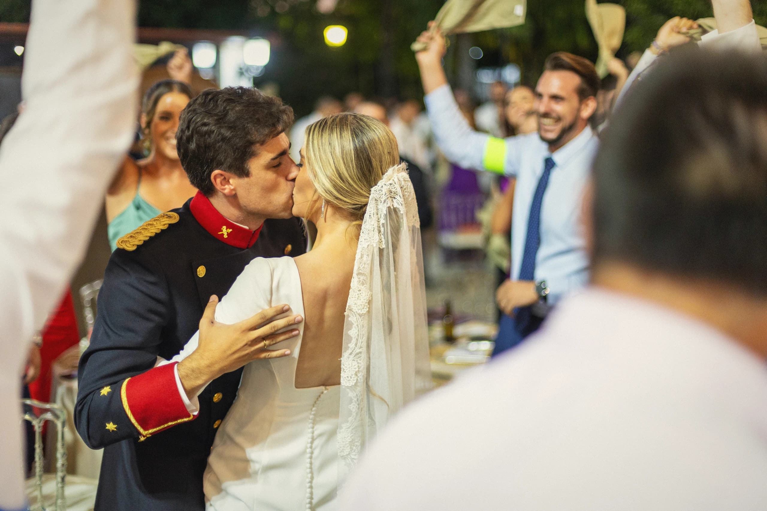 Beso en la fiesta entre los invitados