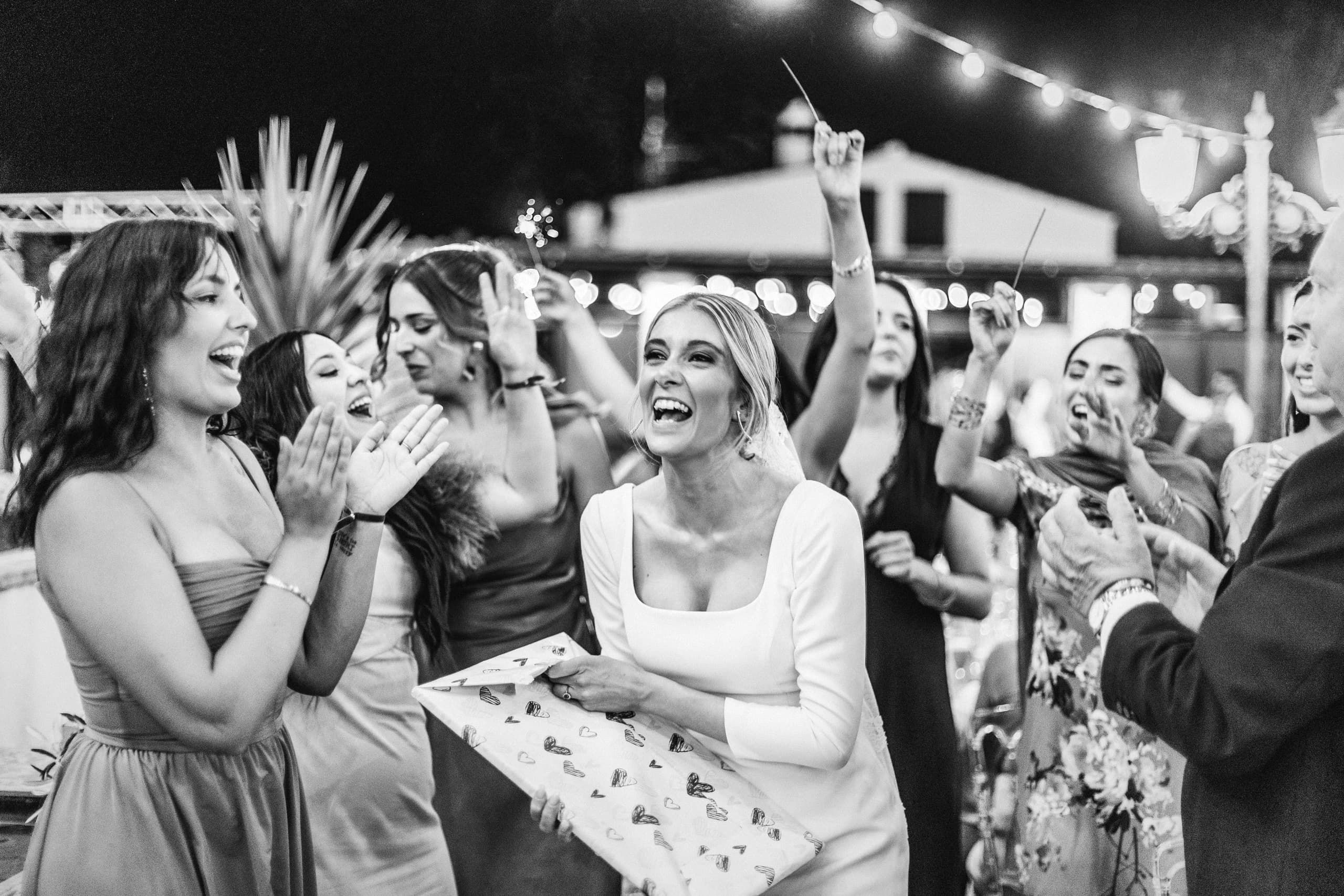 Las amigas de la novia riendo en la mesa, en blanco y negro