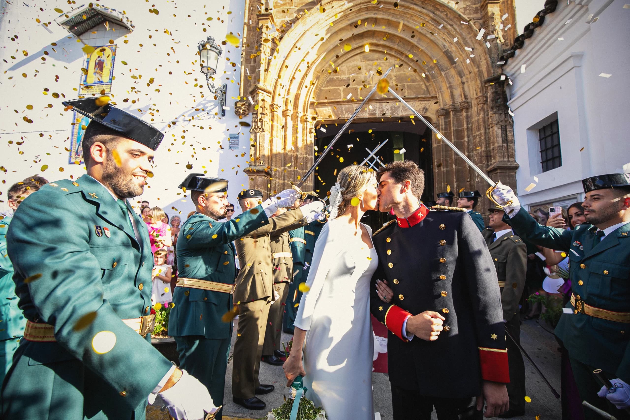 Arco de sables a la salida de la iglesia