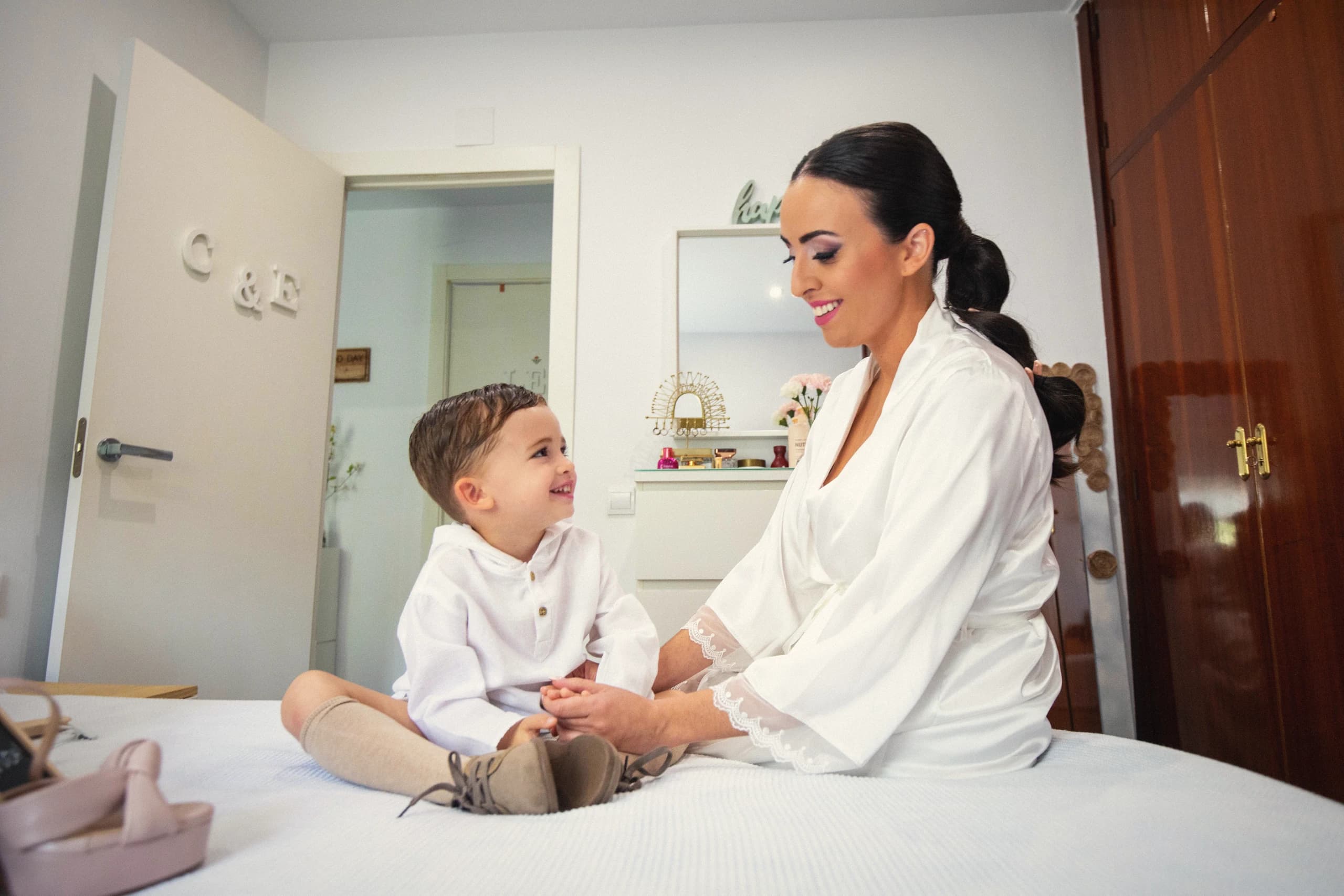 La novia riendo con su hijo durante los preparativos