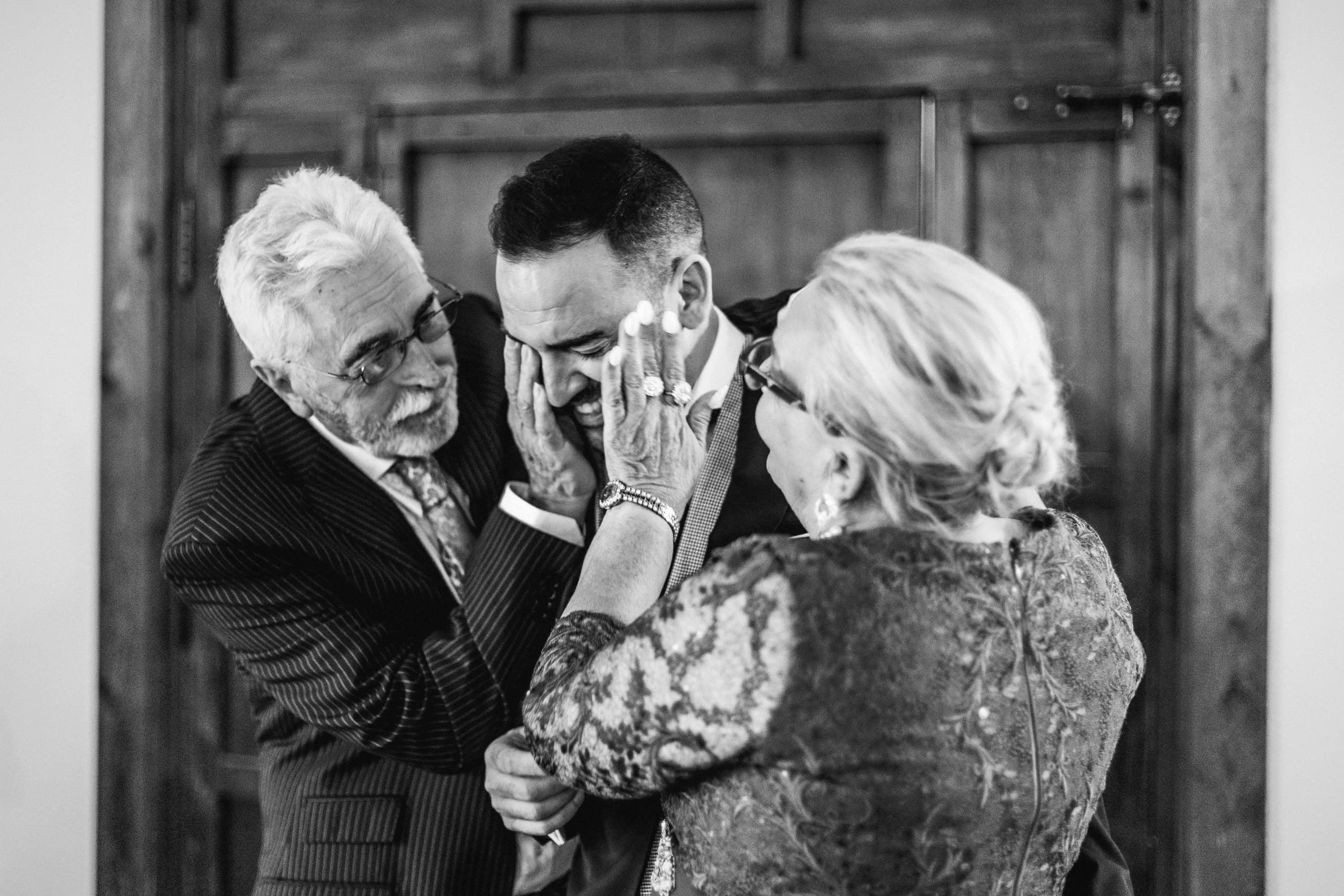 Los abuelos emocionados antes de la ceremonia, en blanco y negro