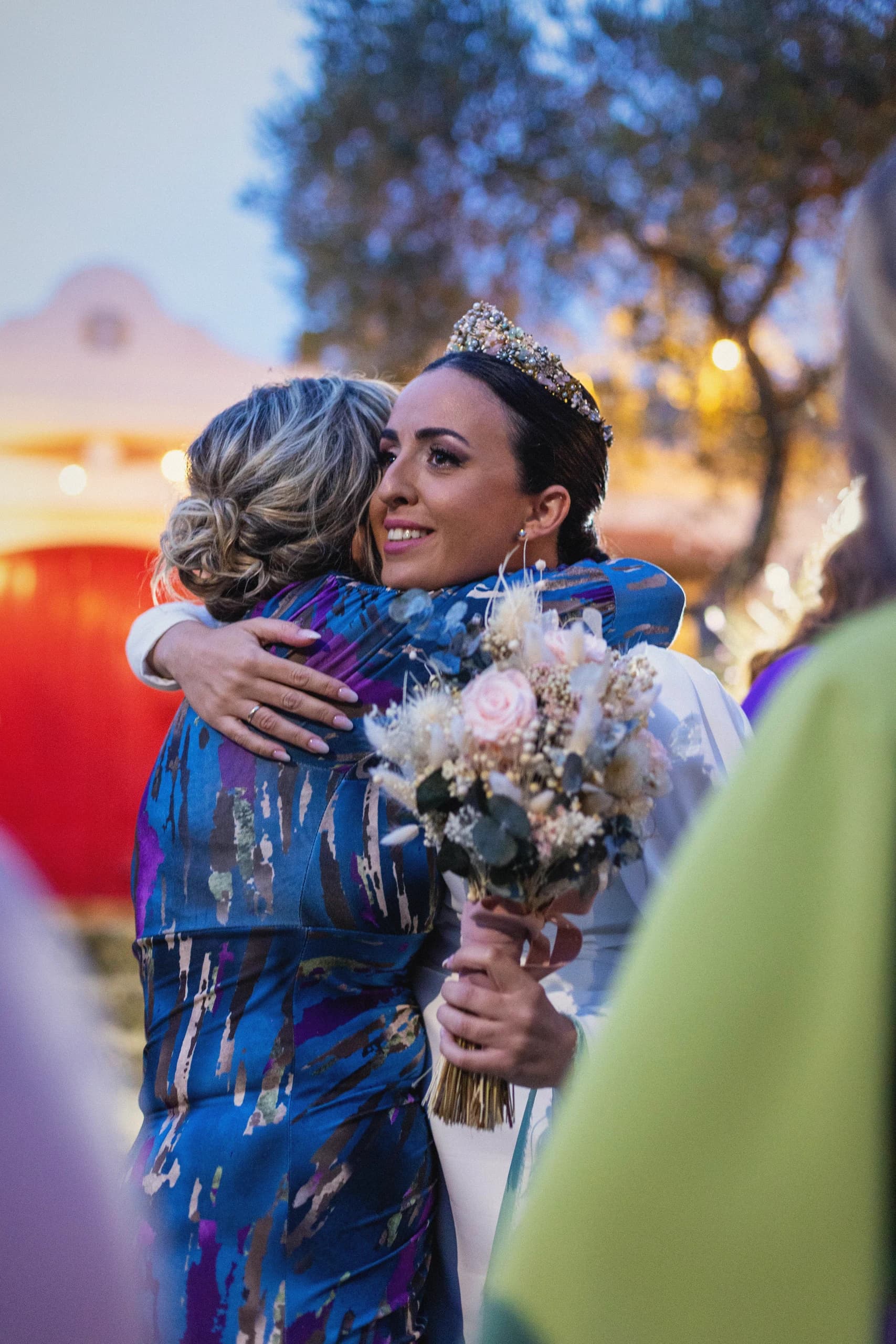 Abrazo con la madre de la novia tras la ceremonia