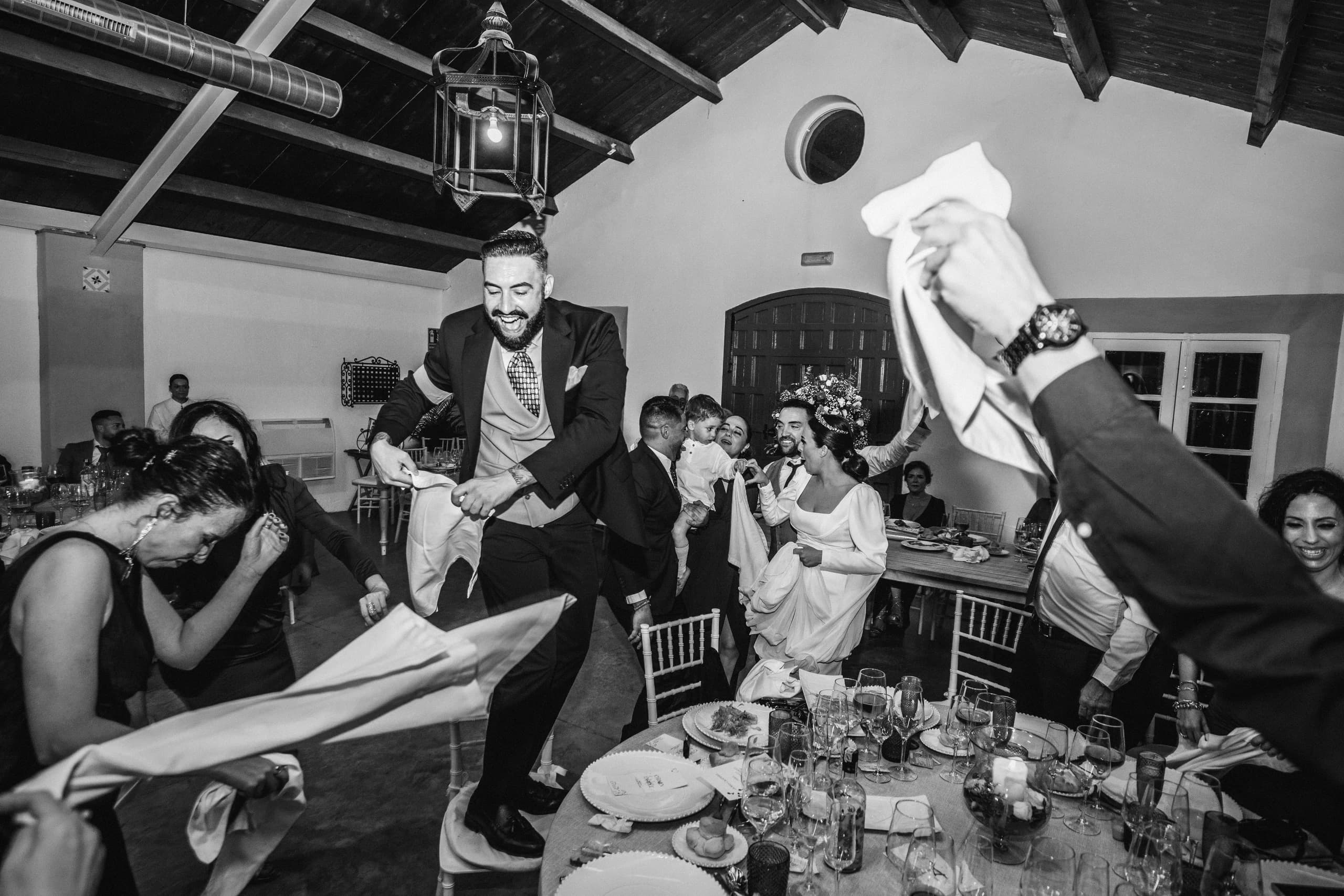 El novio manteado por sus amigos, en blanco y negro