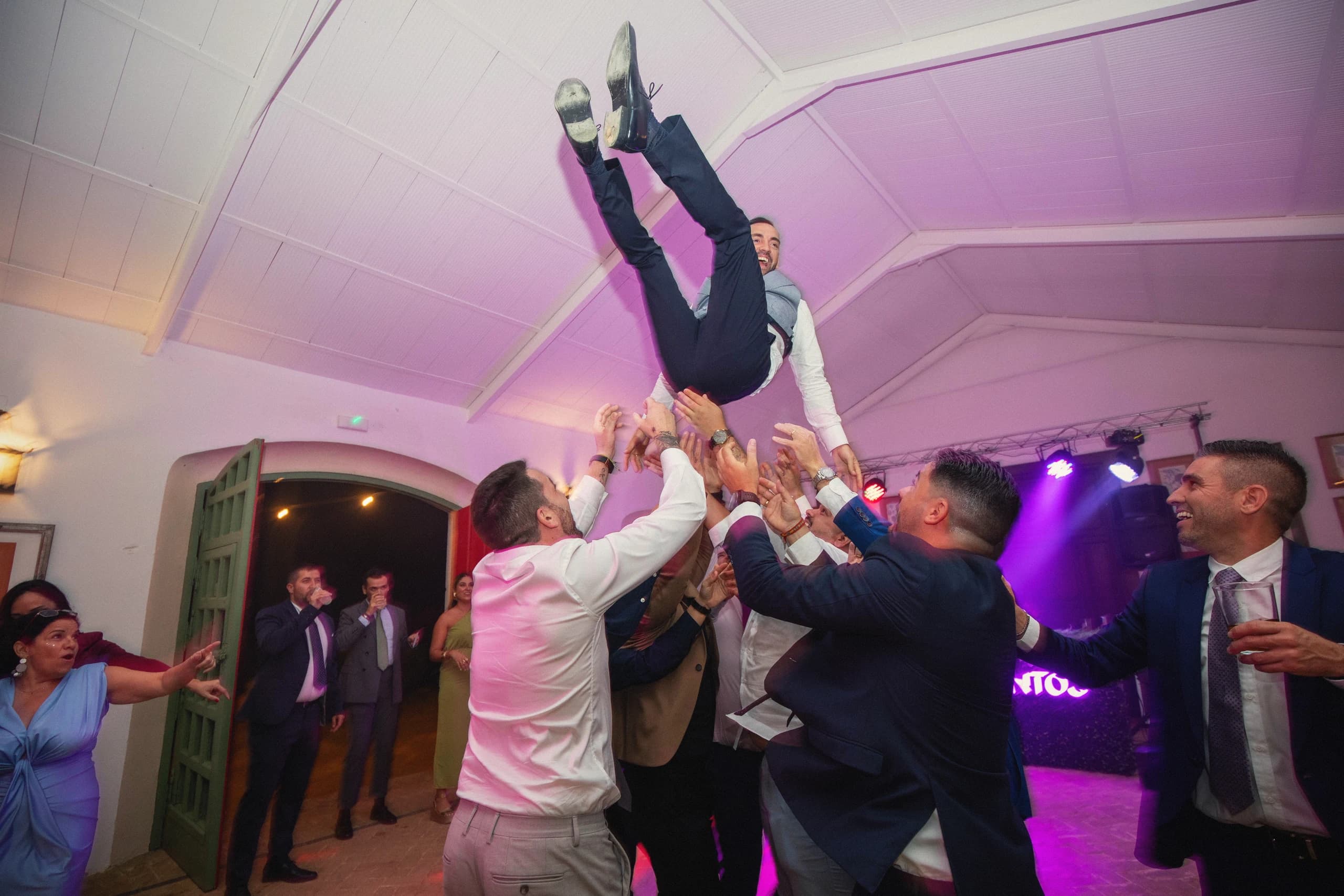 El novio volando sobre sus amigos en la fiesta