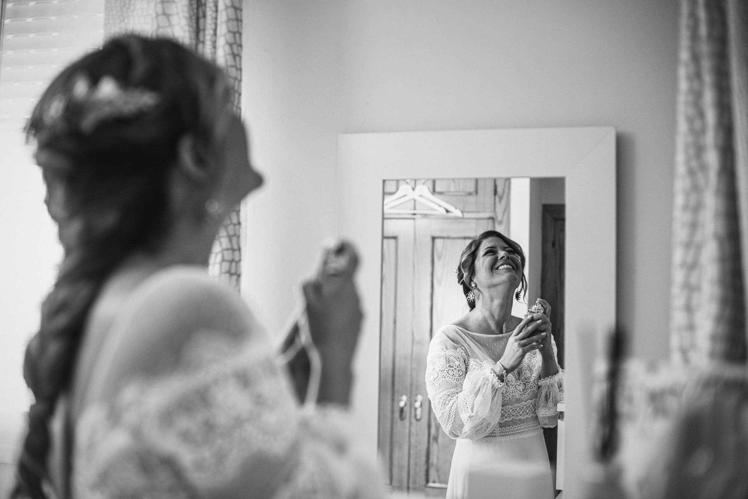La novia reflejada en el espejo, en blanco y negro