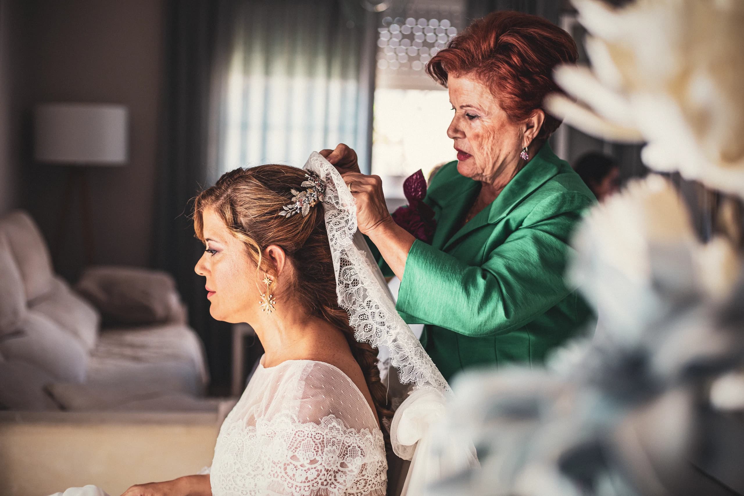 La abuela colocándole el velo a la novia