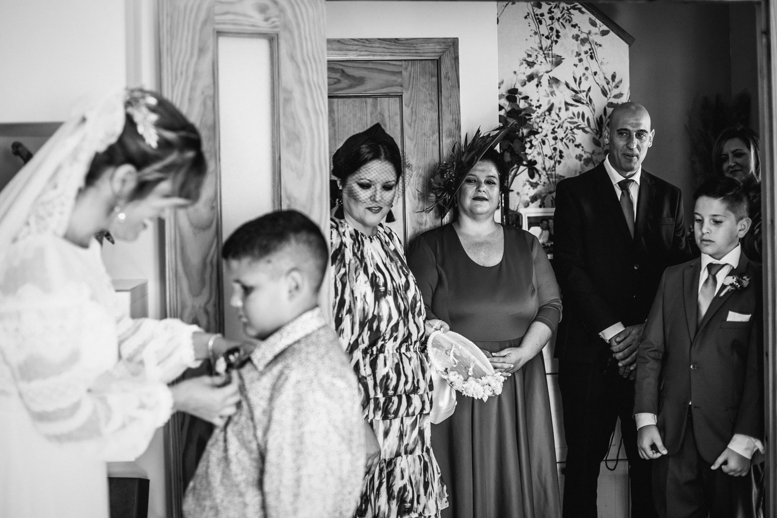La familia alrededor de la novia, en blanco y negro