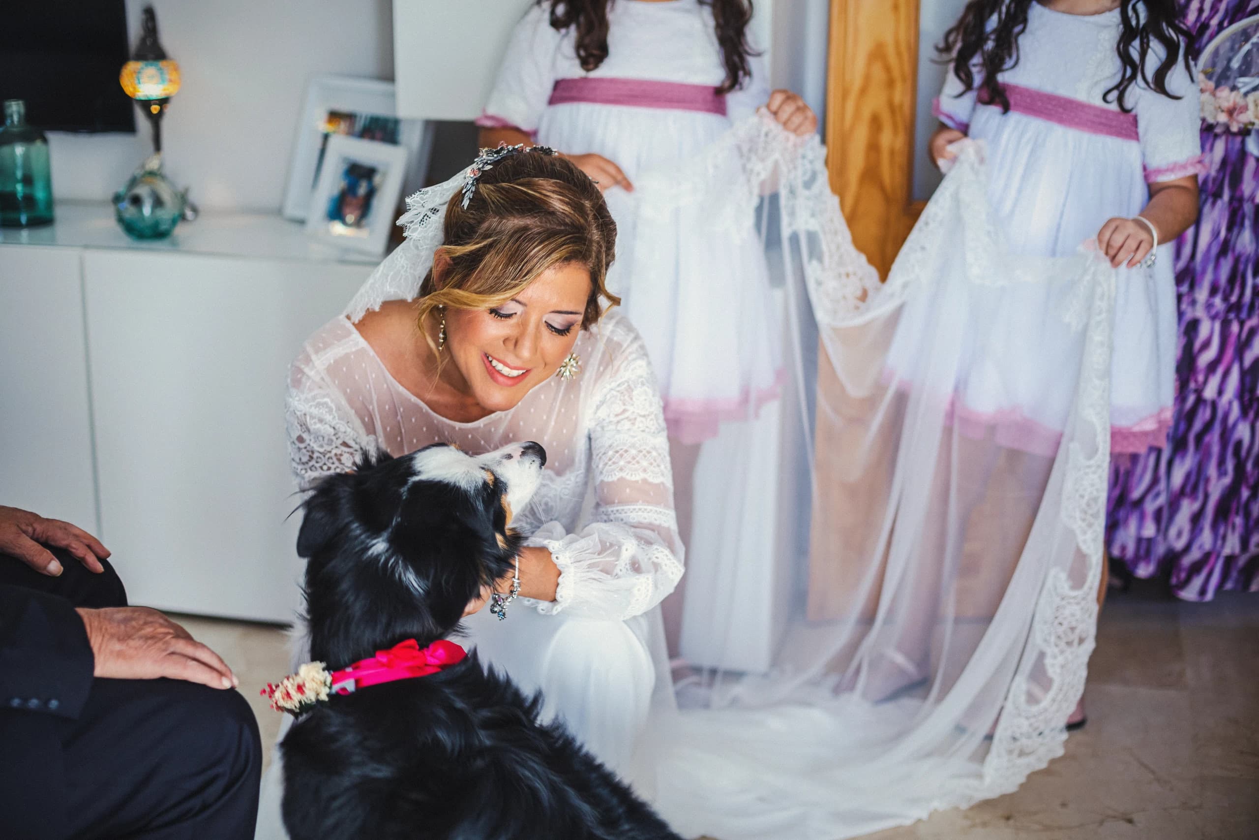 La novia con las niñas y el perro antes de salir