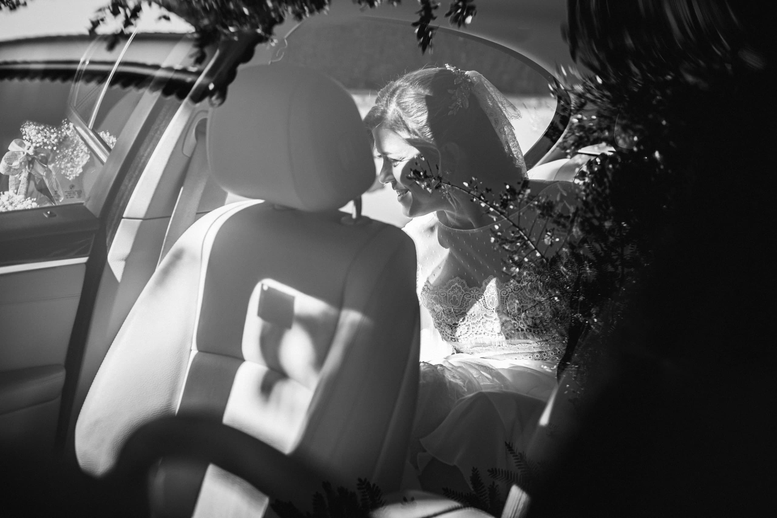 La novia vista a través de la ventanilla del coche, en blanco y negro