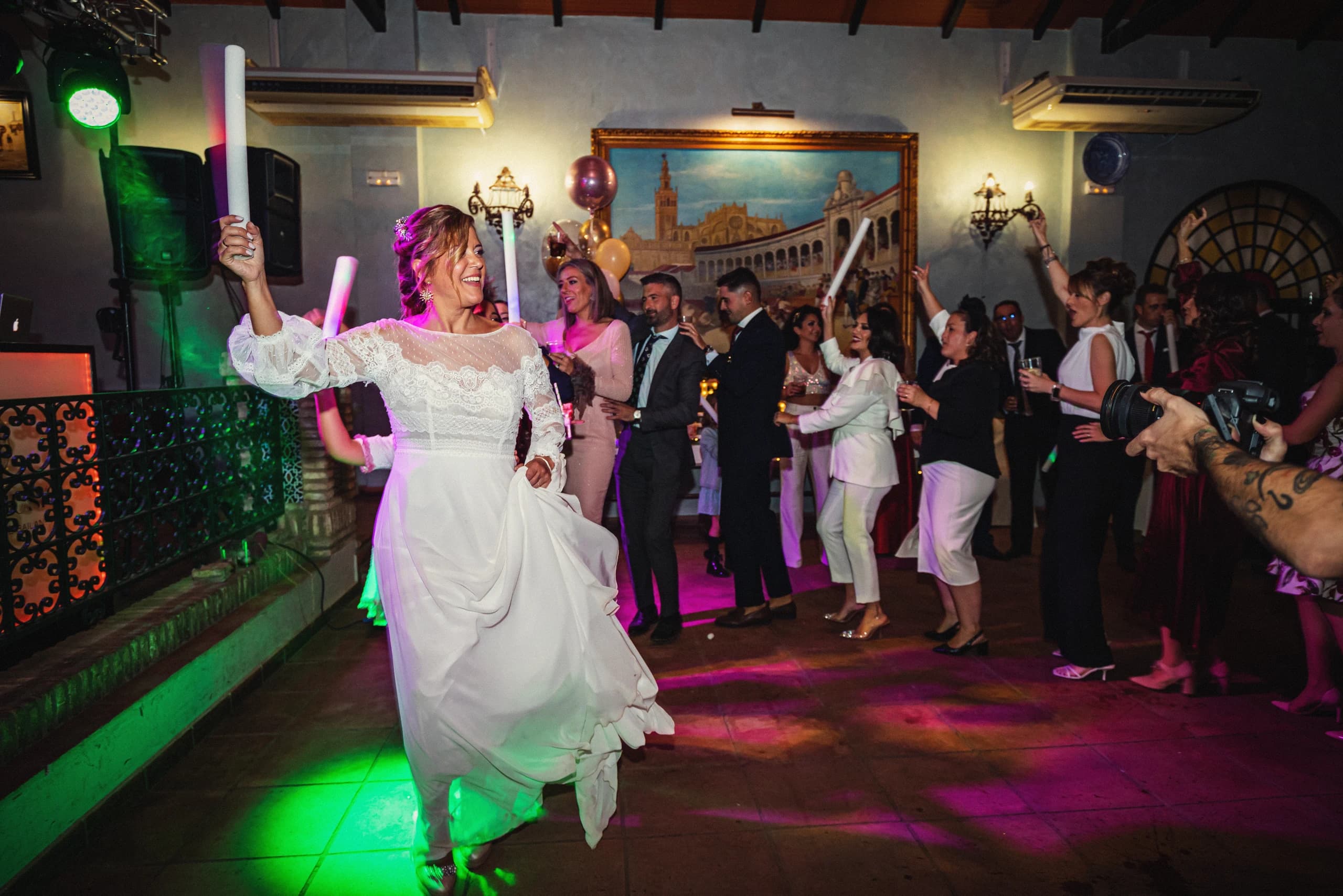 La novia con sables de luz en la fiesta