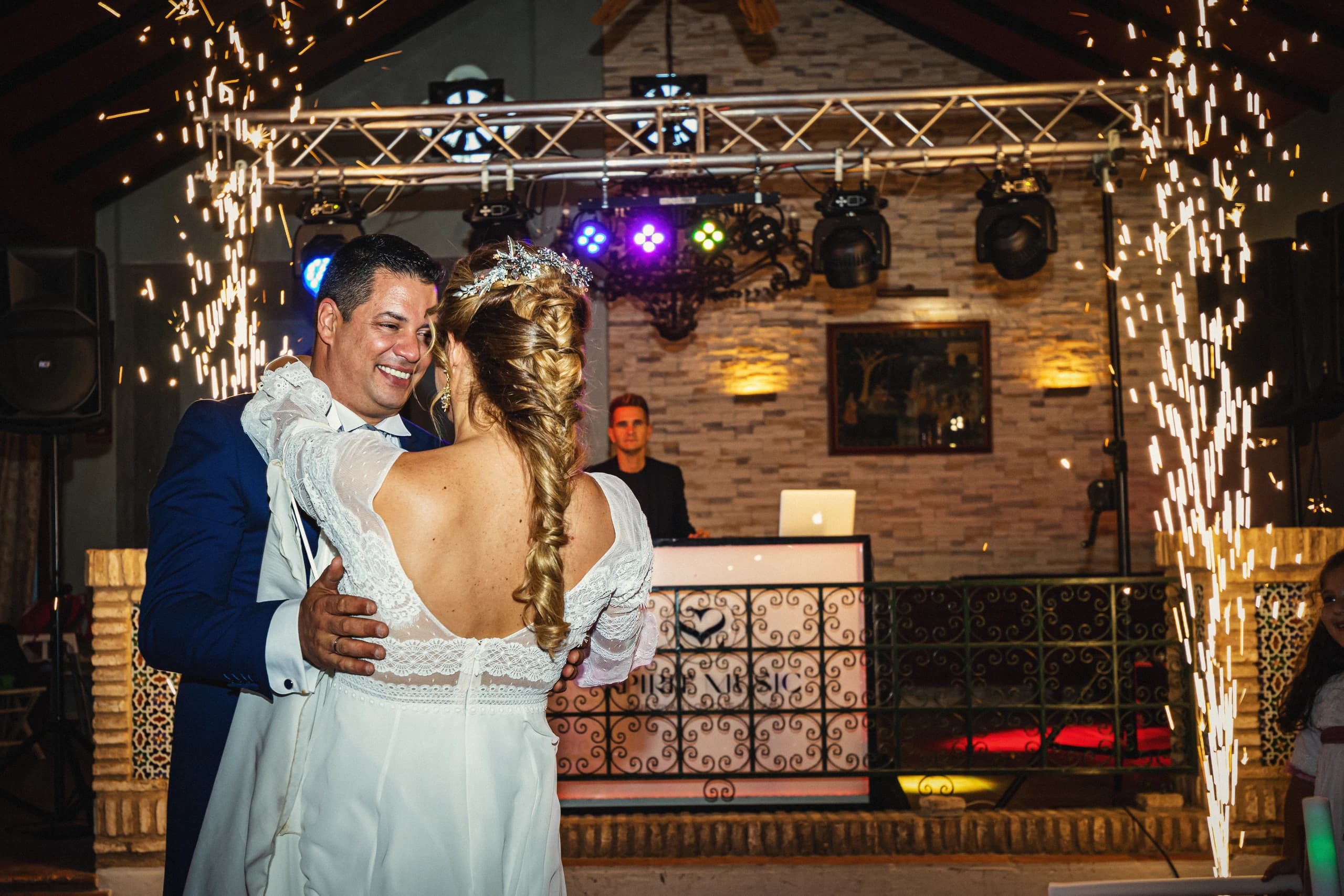 Primer baile entre bengalas frías