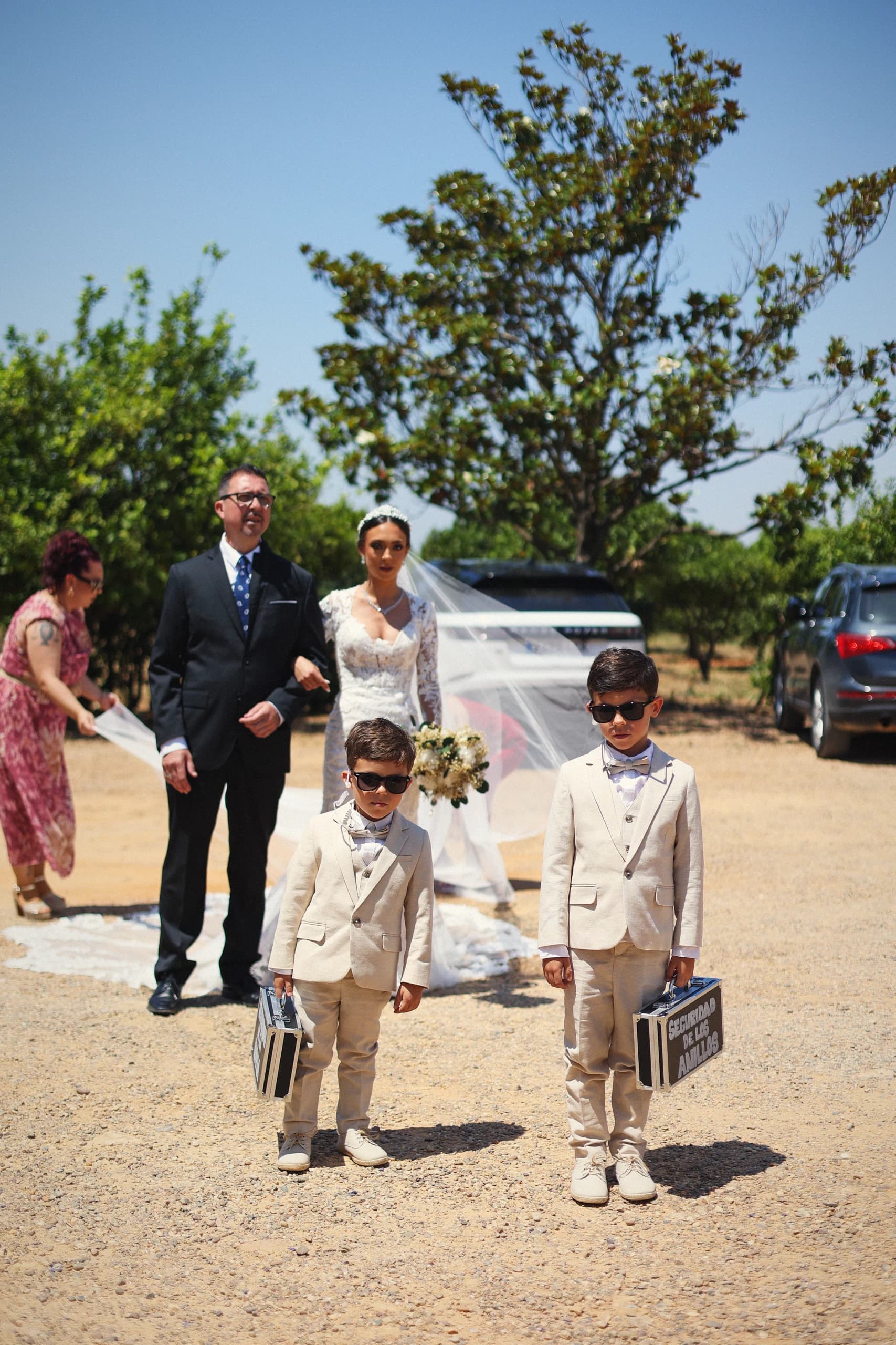 La familia llegando por el camino con los niños de las arras