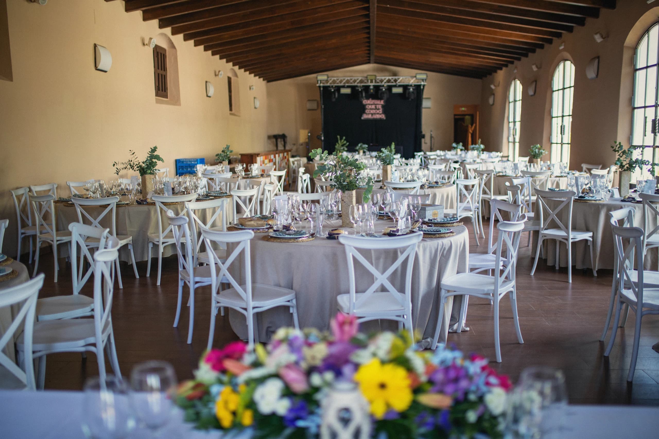 El salón montado para el banquete, con los centros de flores de colores