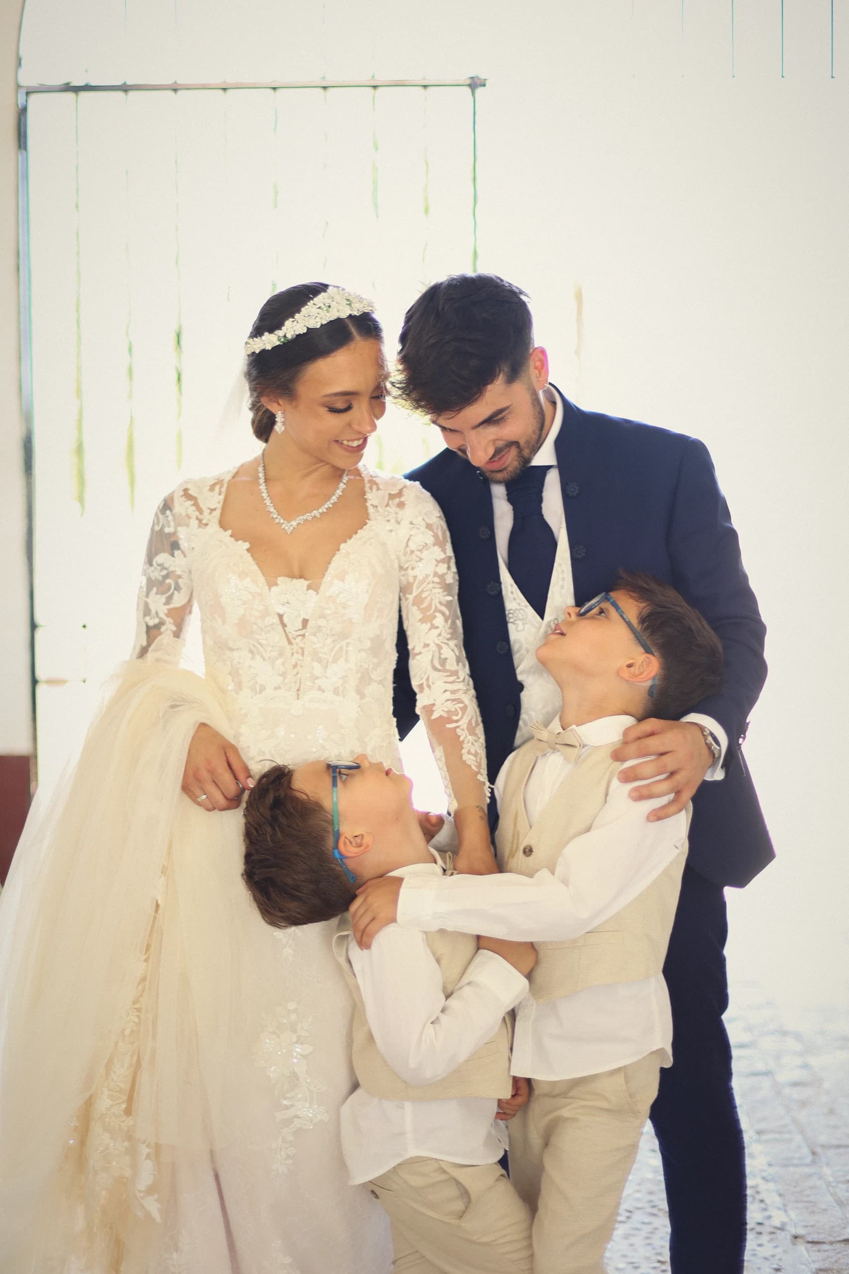 Los novios abrazados por sus sobrinos