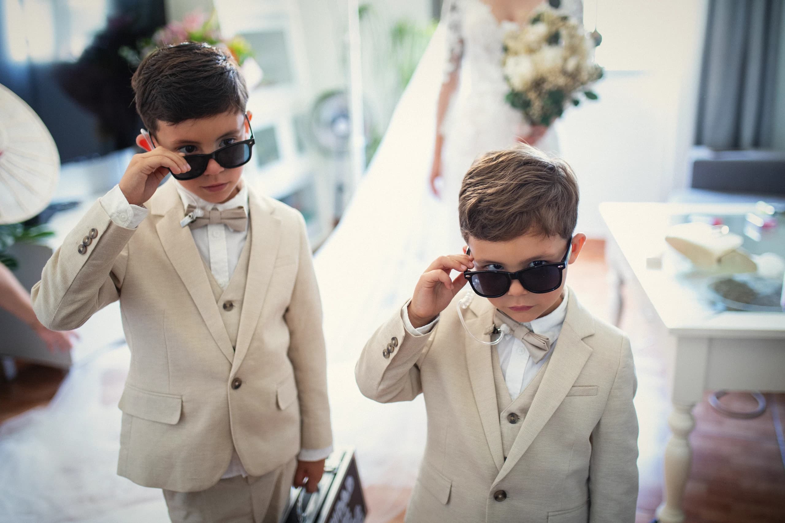 Los pajes de la boda con gafas de sol