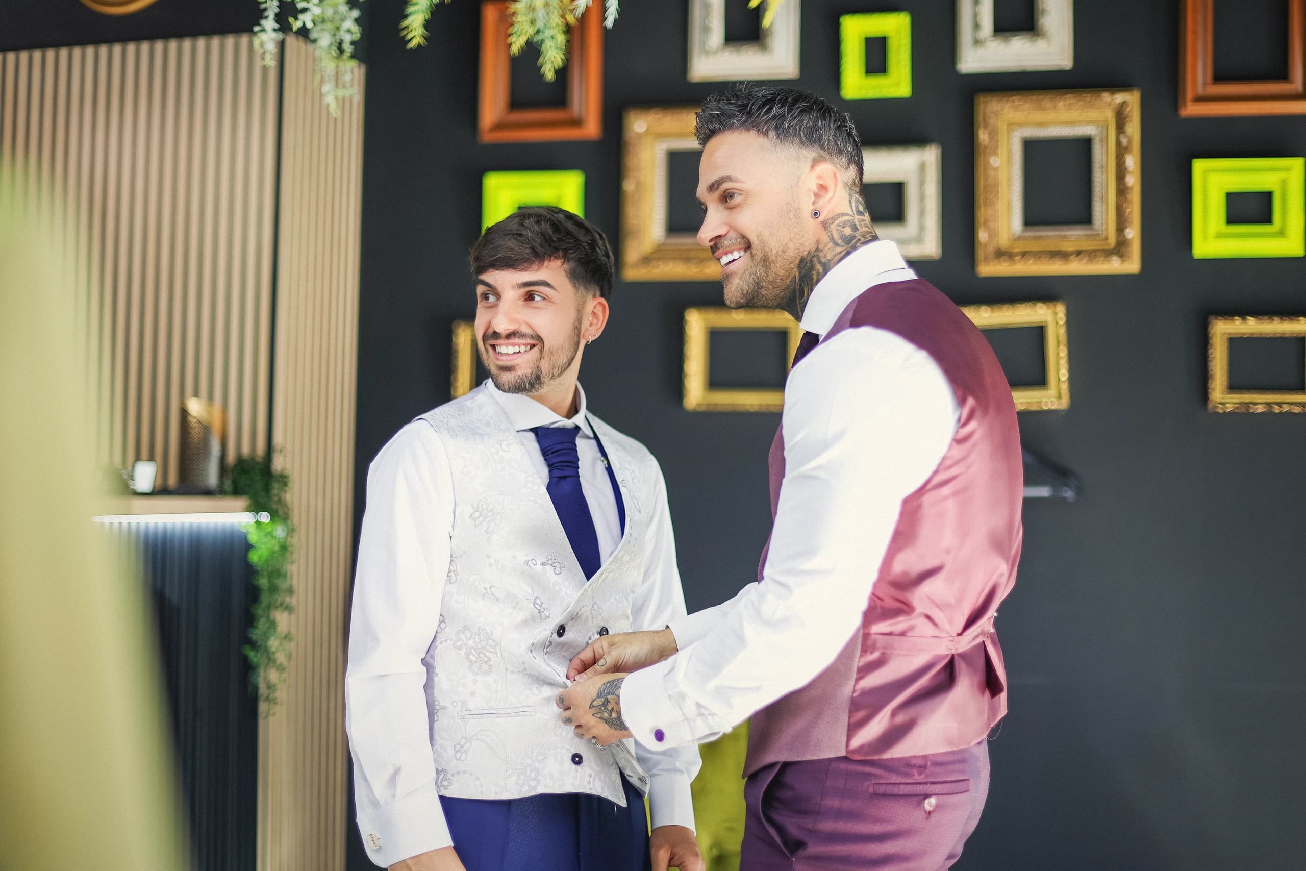 El novio riendo junto a un amigo durante los preparativos