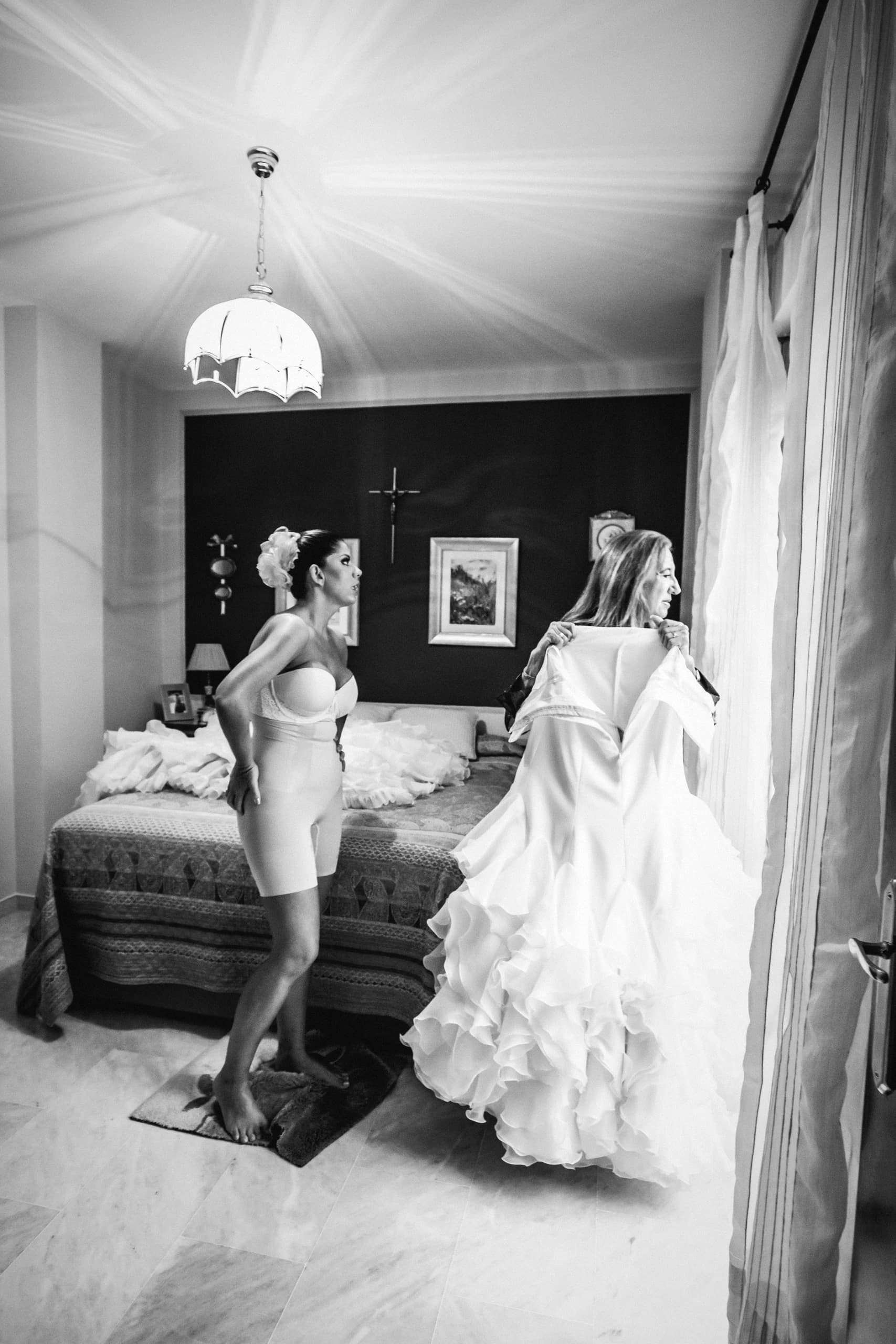 Las damas y la novia con el vestido de volantes, en blanco y negro