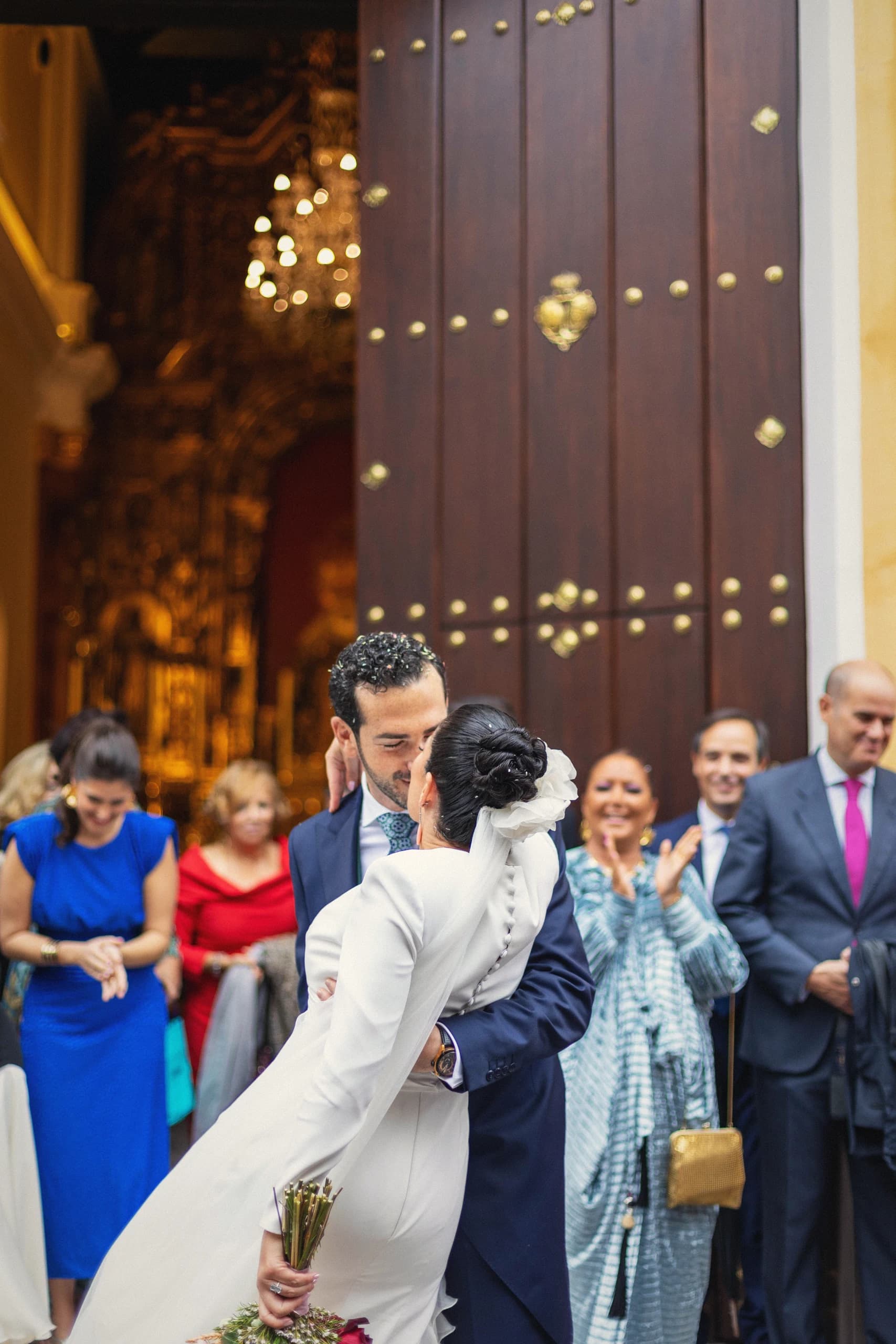 La novia entrando en la iglesia entre los invitados