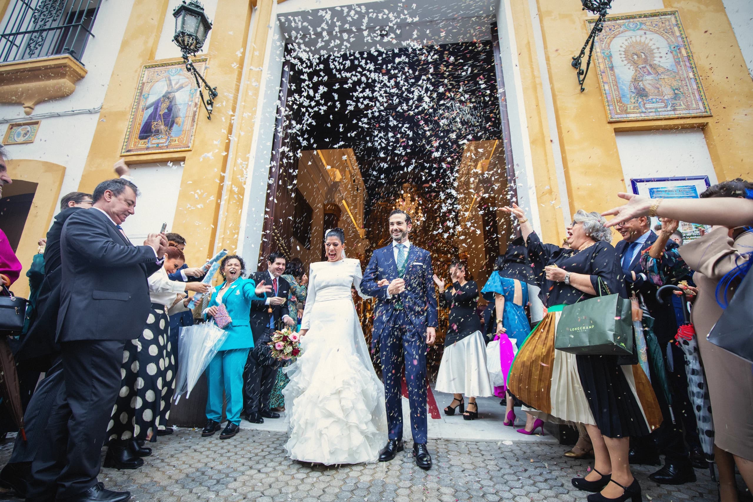 Lluvia de confeti a la salida de la iglesia