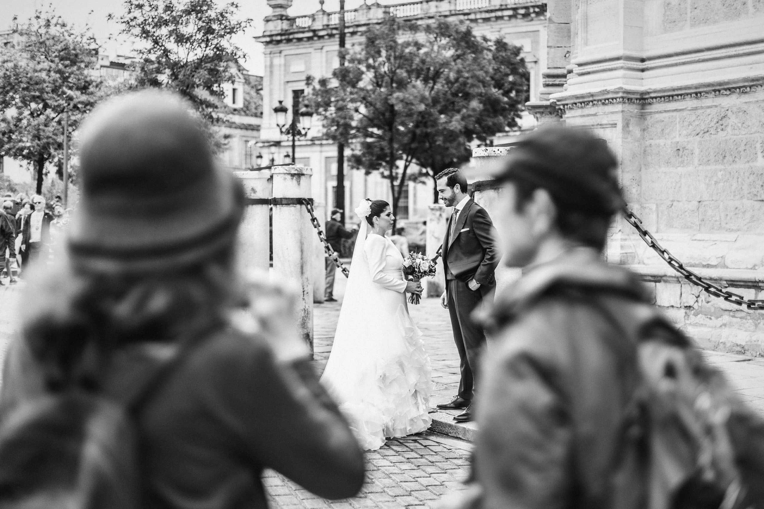 Los novios saliendo de la iglesia bajo la lluvia, en blanco y negro
