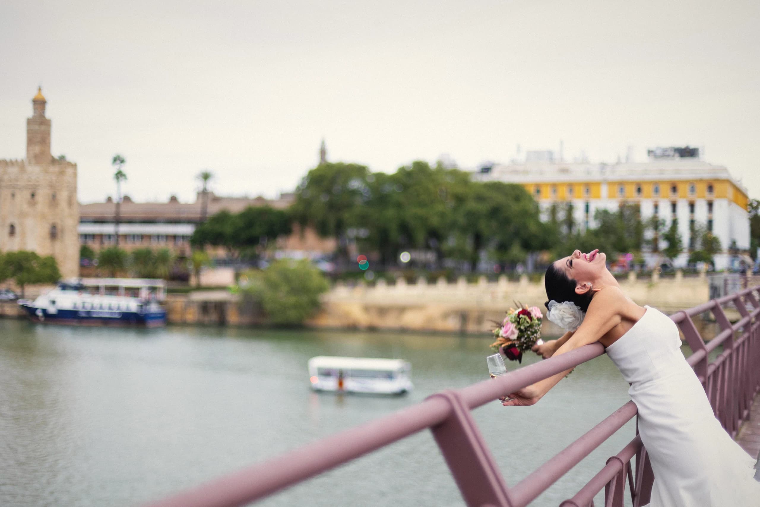 La novia asomada al río con la Torre del Oro al fondo