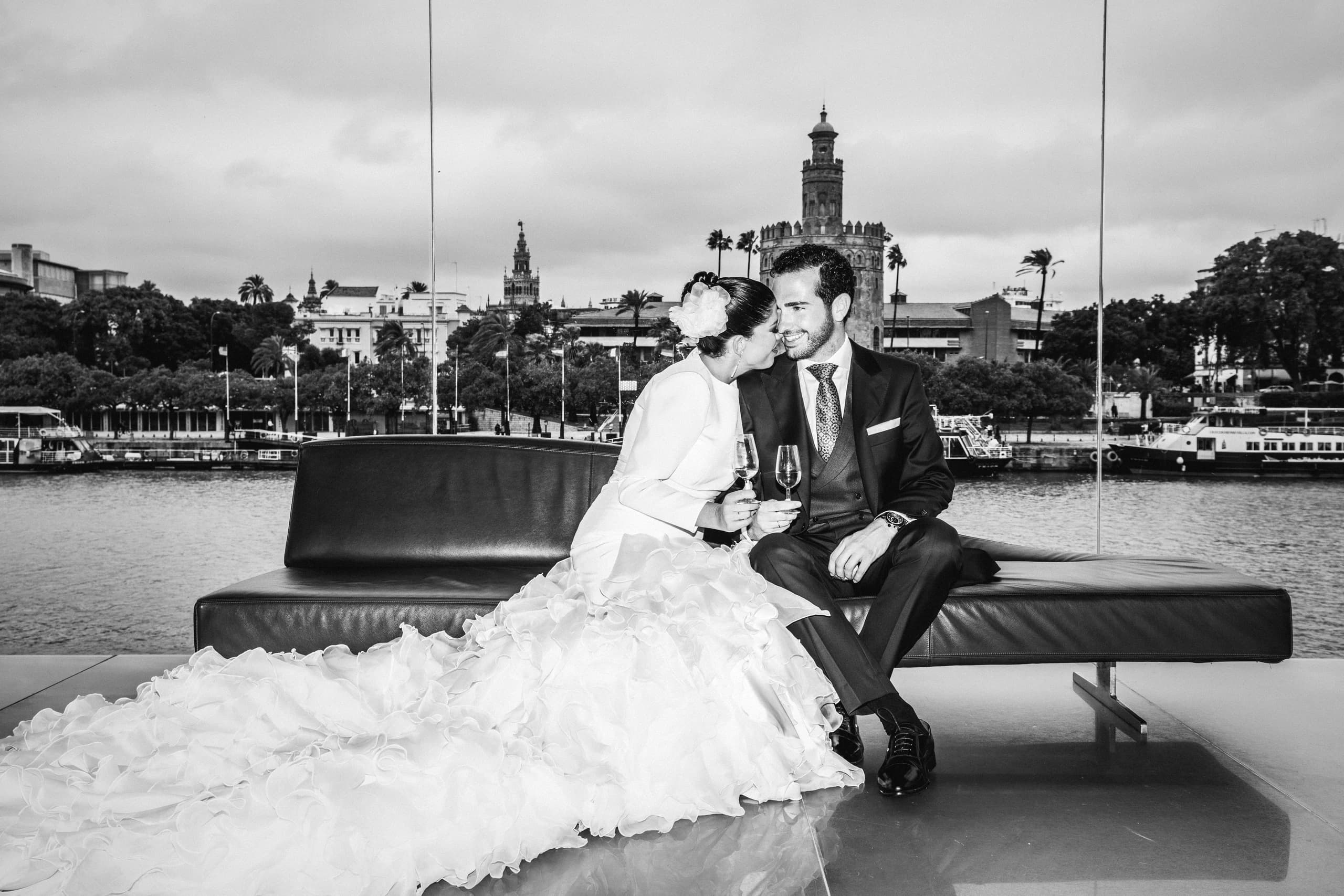 Los novios sentados en la cubierta del barco, en blanco y negro