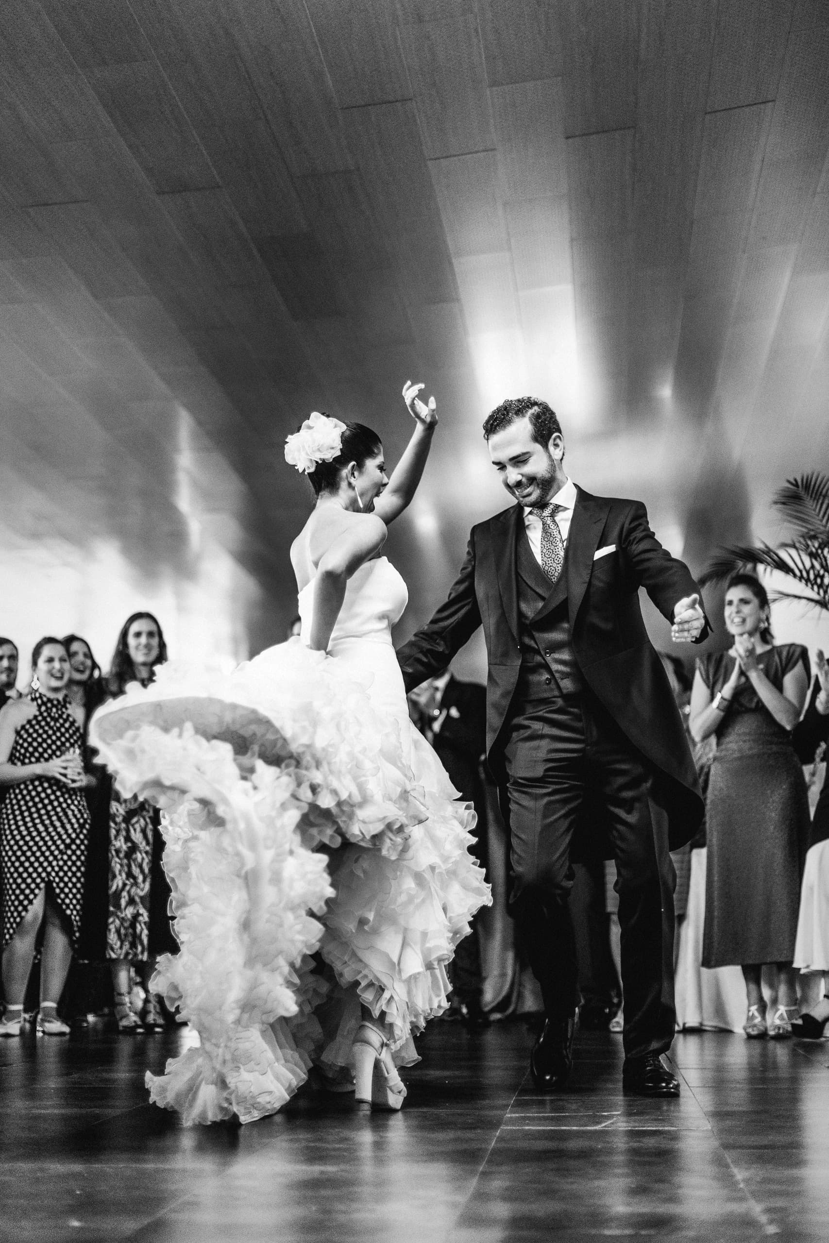 Baile de los novios con el vestido de volantes al vuelo