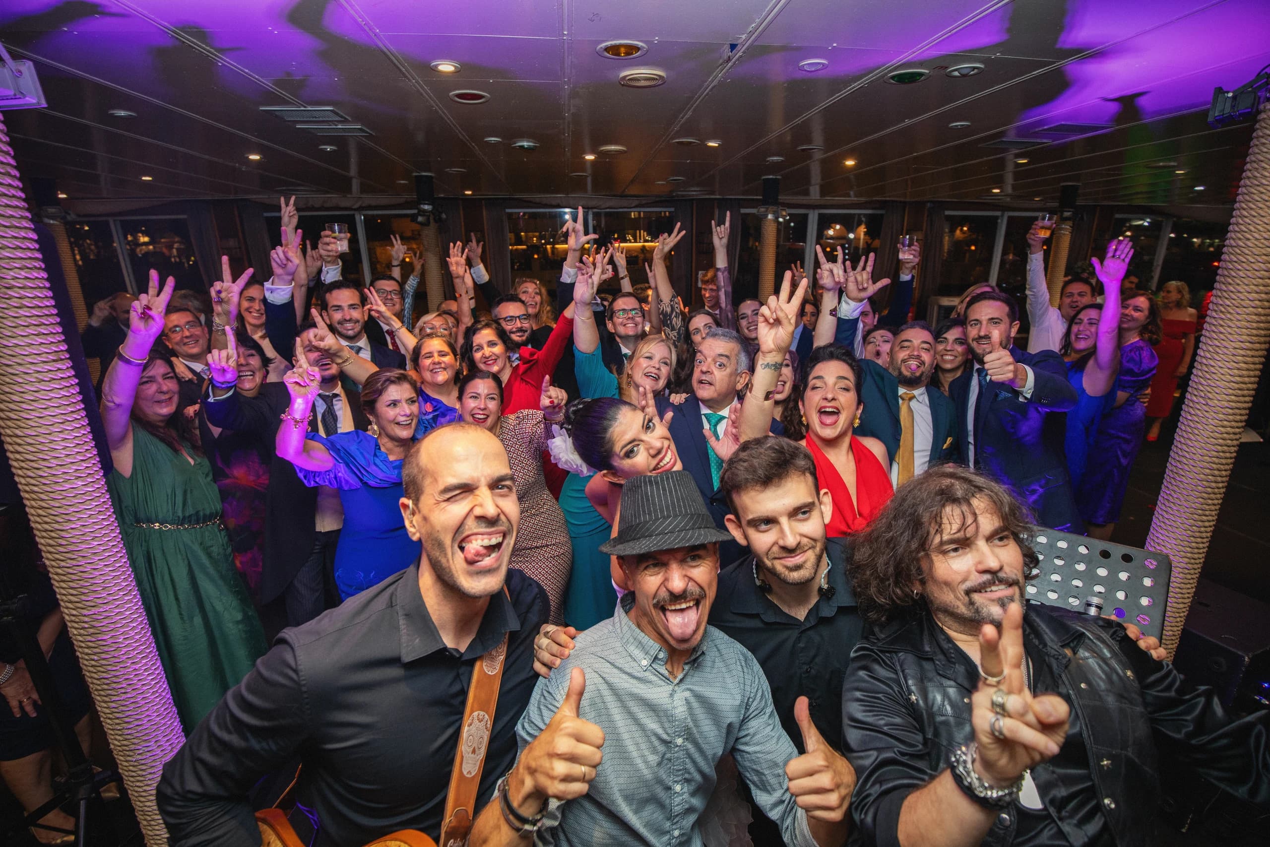 Los invitados celebrando en el barco