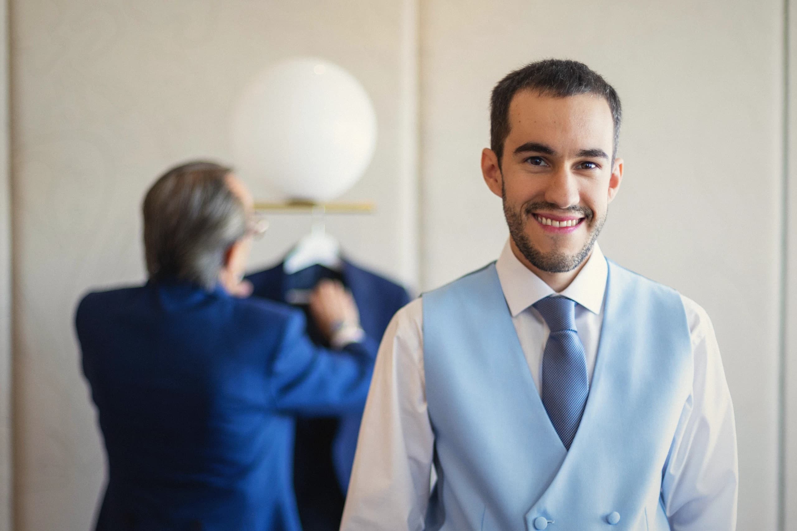 Retrato del novio ya vestido, sonriendo